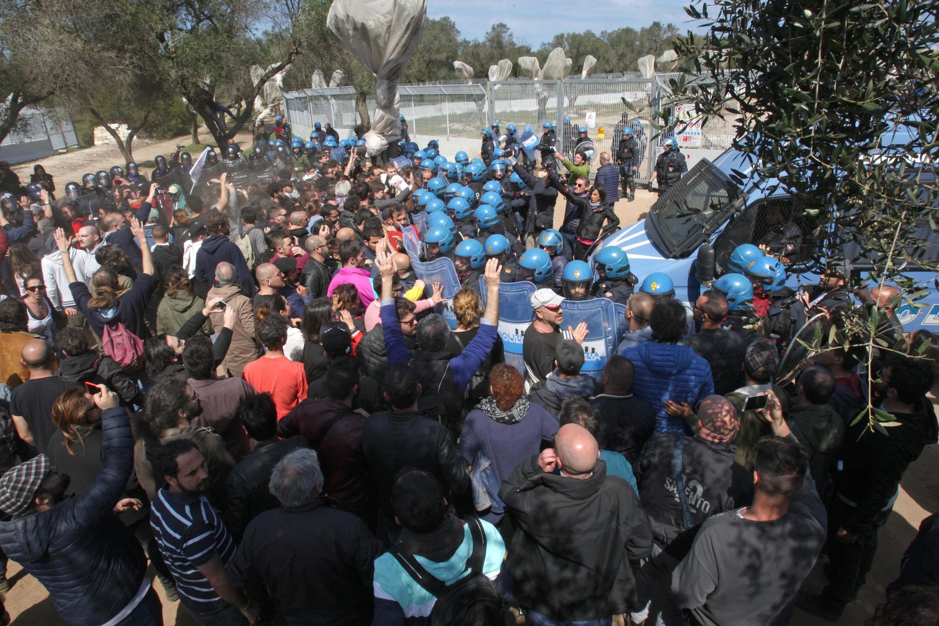 Proteste e cariche della polizia per fermare i tafferugli davanti al cantiere Tap, il gasdotto dell'Adriatico a Melendugno, in Puglia, 28 ottobre 2017. Da questa mattina è in corso una manifestazione contro l'espianto di 200 ulivi sul tracciato del microtunnel del gasdotto, dopo che il Ministero dell'Ambiente ha dato il via libera. ANSA/ CLAUDIO LONGO