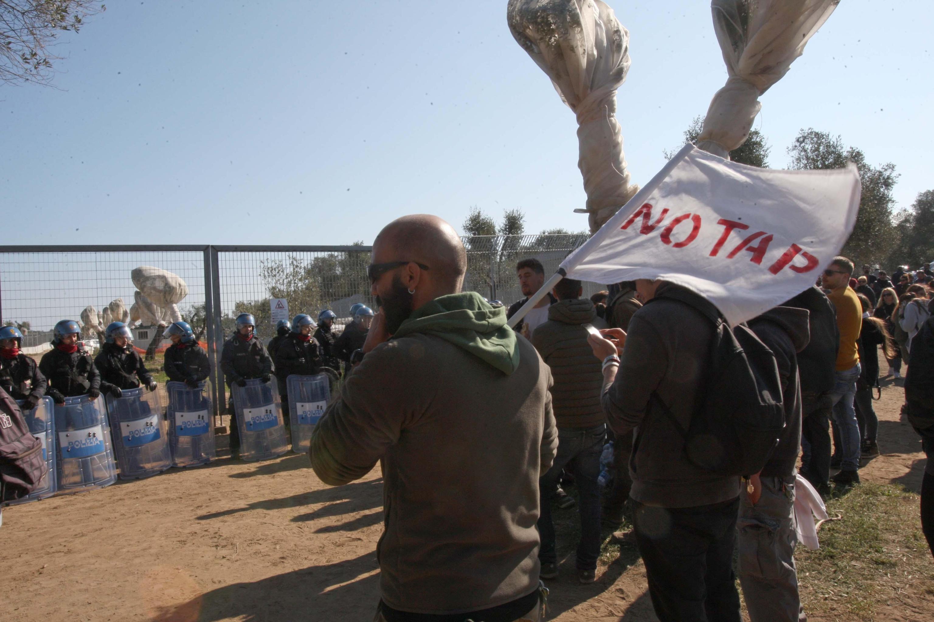 Proteste e cariche della polizia per fermare i tafferugli davanti al cantiere Tap, il gasdotto dell'Adriatico a Melendugno, in Puglia, 28 ottobre 2017. Da questa mattina è in corso una manifestazione contro l'espianto di 200 ulivi sul tracciato del microtunnel del gasdotto, dopo che il Ministero dell'Ambiente ha dato il via libera. ANSA/ CLAUDIO LONGO