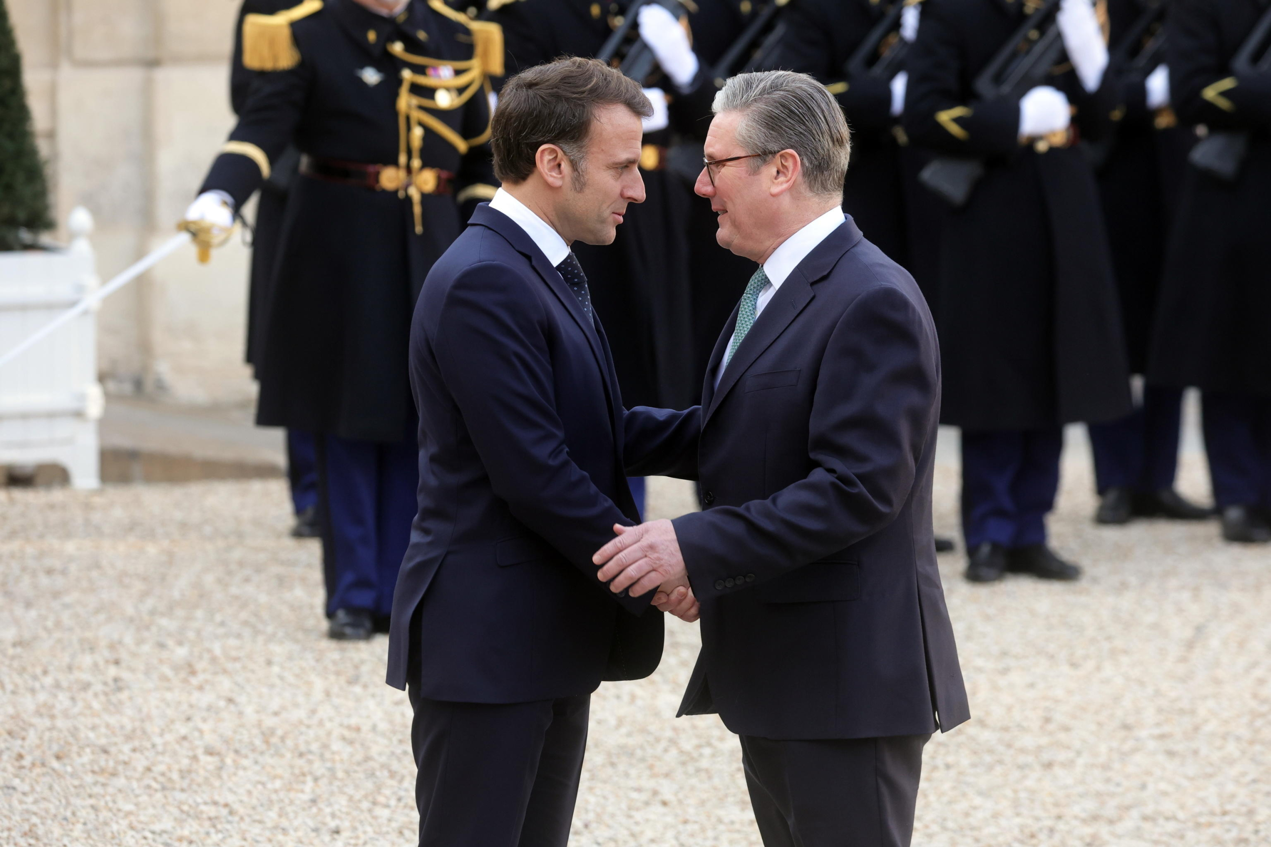 epa11903004 French President Emmanuel Macron (L) welcomes British Prime Minister Keir Starmer (R) ahead of a meeting on war in Ukraine and European security at the Elysee Palace in Paris, France, 17 February 2025.  EPA/TERESA SUAREZ