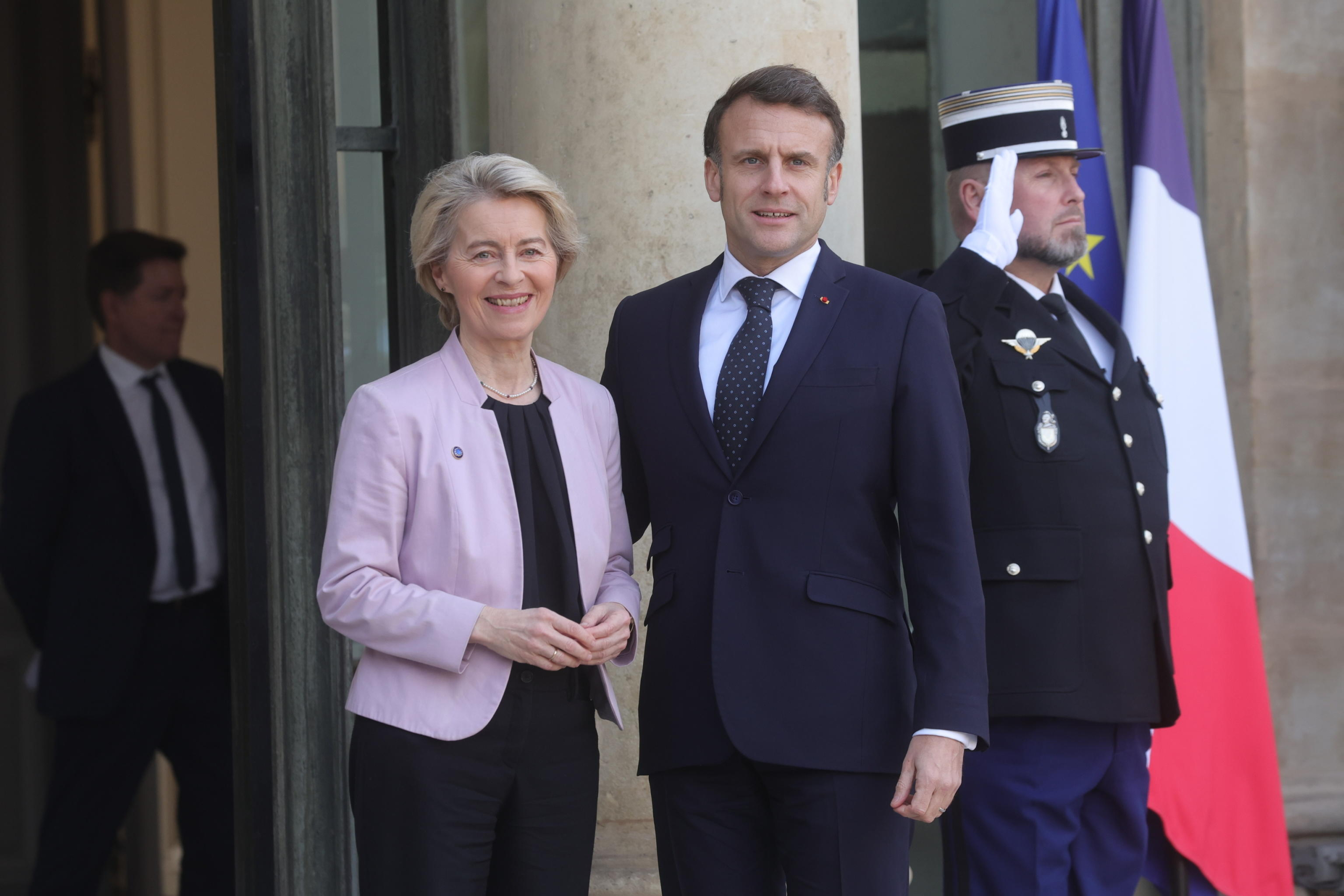 epa11902914 French President Emmanuel Macron (R) welcomes European Commission President Ursula von der Leyen (L) ahead of a meeting on war in Ukraine and European security at the Elysee Palace in Paris, France, 17 February 2025.  EPA/TERESA SUAREZ