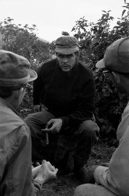 Una foto di Enrique Meneses della serie 'Sierra maestra'. Il giornalista e fotoreporter spagnolo, che fu il primo a pubblicare le immagini di Che Guevara e Fidel Castro durante la rivoluzione cubana nella Sierra Maestra, è morto a 83 anni nell'ospedale La Paz di Madrid, 7 gennaio 2013. ANSA / FLICKR