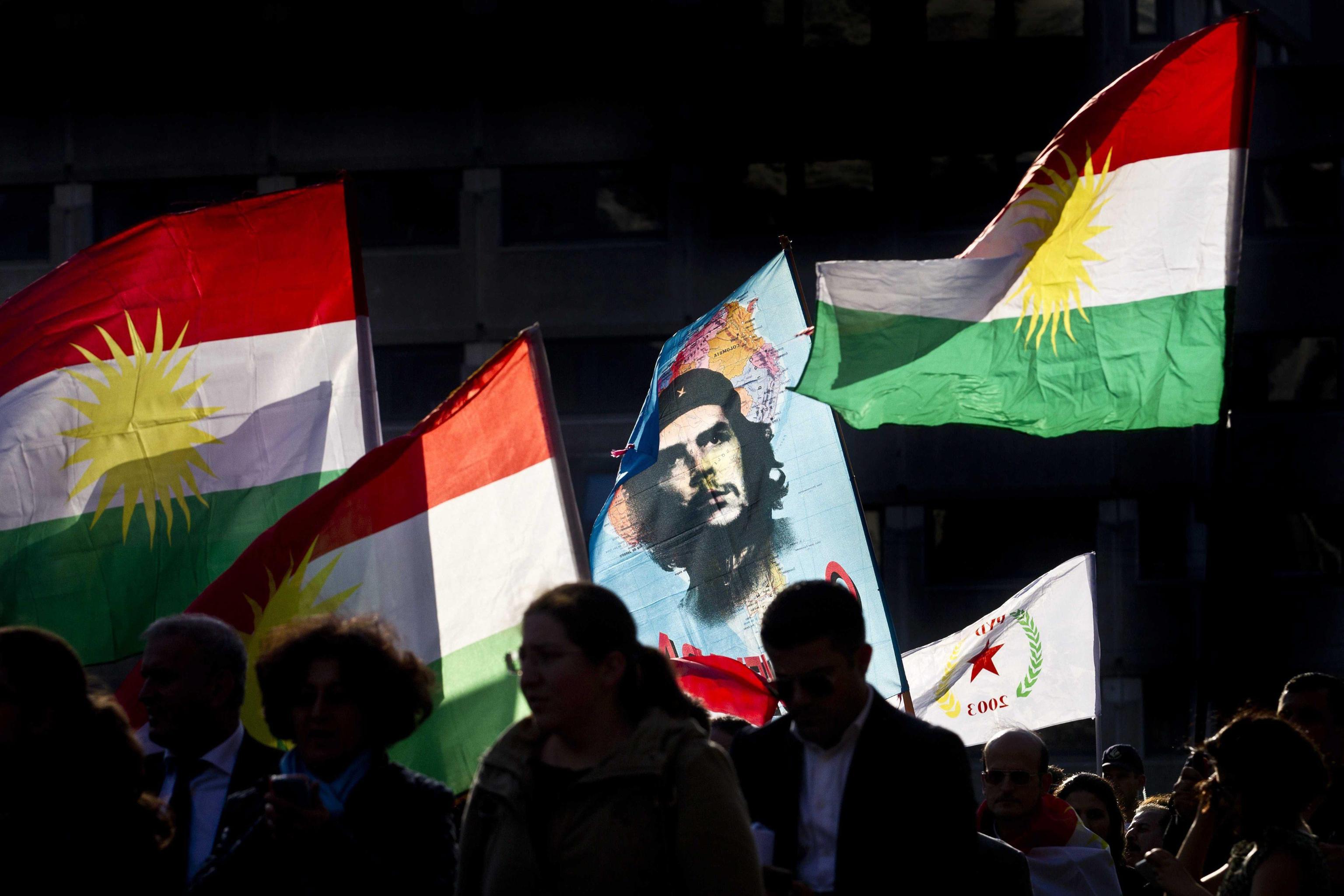 epa04472588 Kurdish protestors carry a flag with the portrait of Che Guevara during a demonstration calling for support for the Syrian Kurdish town of Ain al-Arab, known as Kobane, currently besieged by the Islamic State (IS), in The Hague, The Netherlands 01 November 2014. Fighting between the Islamic terrorists IS and Kurdish forces in the town of Ain al-Arab in the Syrian Turkey border, where forced than 200,000 people to flee to Turkey.  EPA/EVERT-JAN DANIELS