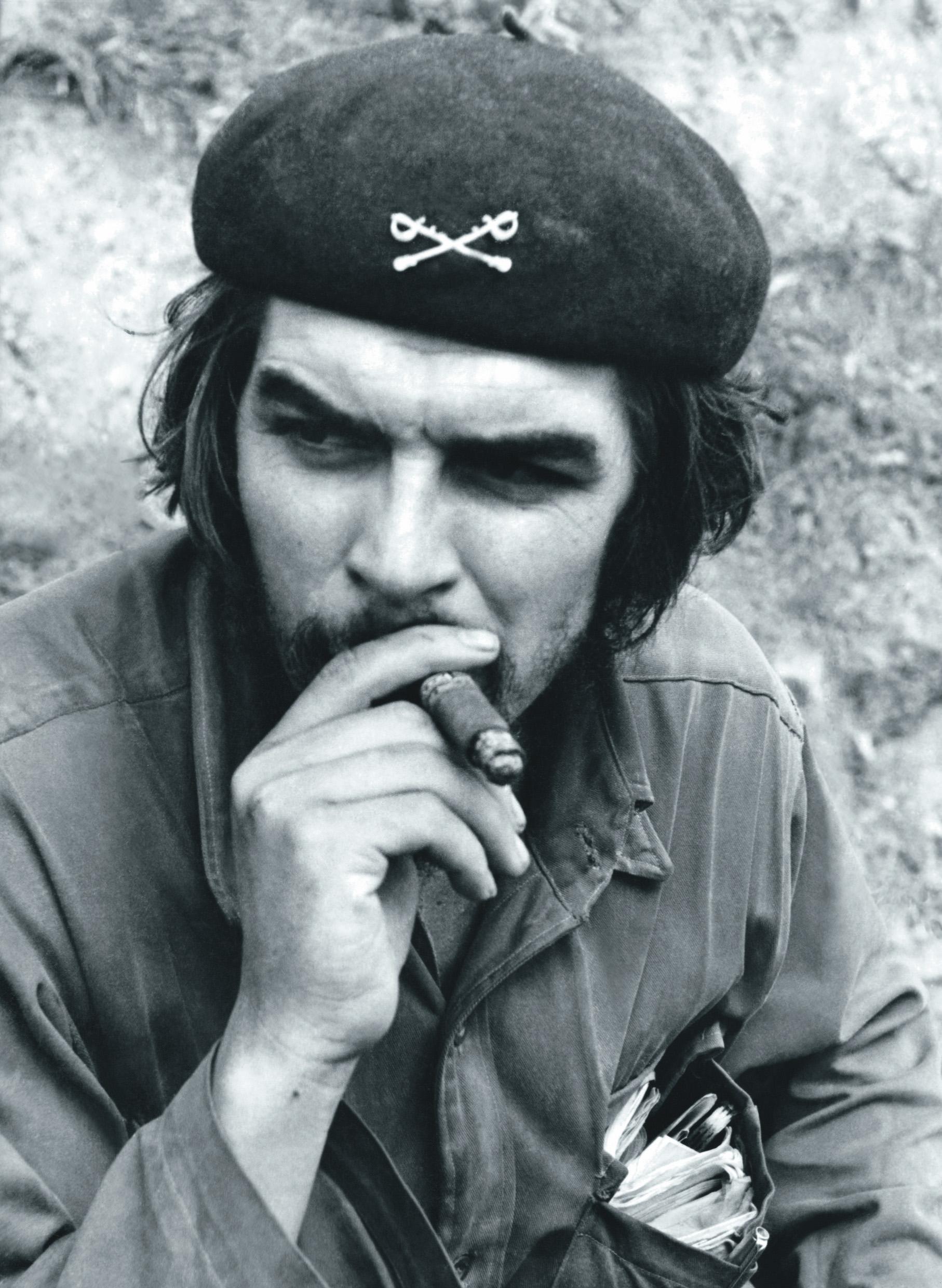 A Milano una mostra racconta il mito, il rivoluzionario e l'uomo Ernesto Guevara. In occasione dei cinquant'anni dalla morte, avvenuta in Bolivia dove era stato catturato insieme ai compagni di guerriglia, la mostra 'Che Guevara. Tu y dosos' alla Fabbrica del Vapore farà rivivere ai visitatori gli avvenimenti cruciali e il mito del Che, con la narrazione dell'uomo, dei suoi affetti, dei suoi ideali e turbamenti. L'esposizione si terrà dal 6 dicembre al primo aprile 2018, anno in cui ricorrono i 90 anni dalla nascita, ed è stata realizzata con il ricchissimo e in parte inedito materiale di archivio del Centro Studi Che Guevara de l'Avana, 5 OTTOBRE 2017. ANSA/UFFICIO STAMPA ++ NO SALES, EDITORIAL USE ONLY ++