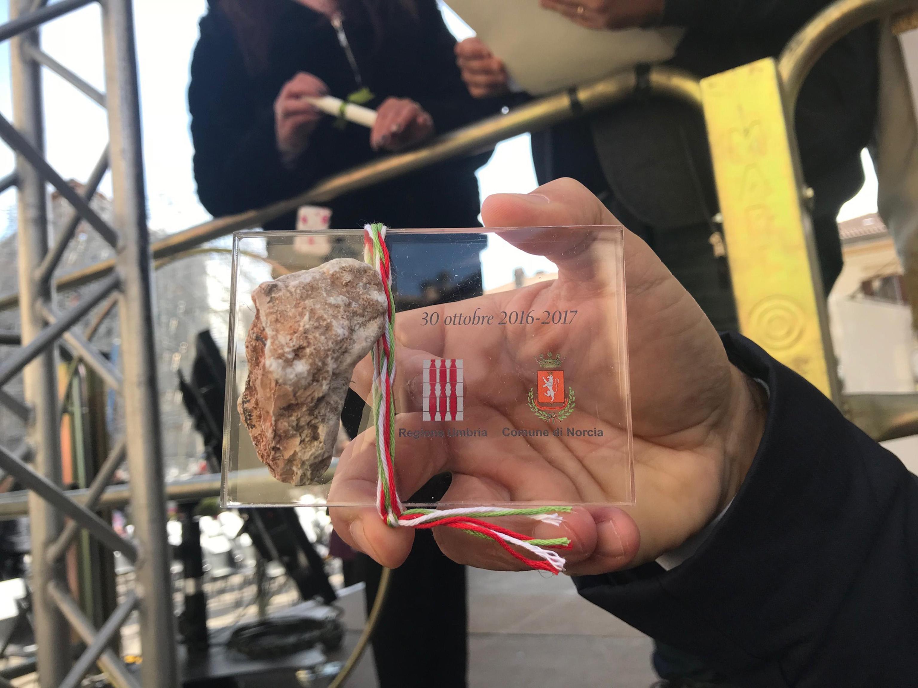 Il sindaco di Norcia Nicola Alemanno dona pietre delle macerie di Norcia agli esponenti del mondo istituzionale, alle forze dell'ordine e alle associazioni del volontariato in occasione delle commemorazioni del terremoto di un anno fa, 30 ottobre 2017.
ANSA/ GIANLUIGI BASILIETTI