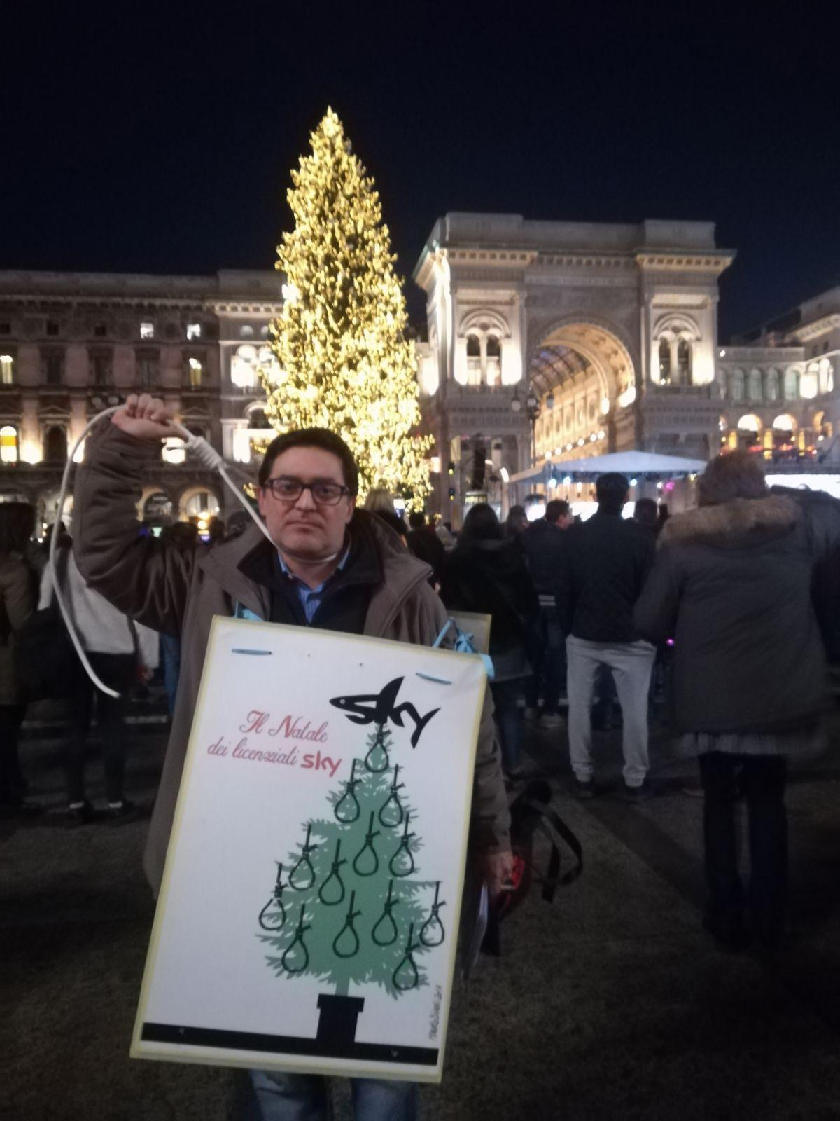 Sotto il grande albero donato da Sky alla città di Milano, decine di lavoratori licenziati o trasferiti dalla sede di Roma protestano contro la pay-tv, Milano, 6 dicembre 2017. ANSA