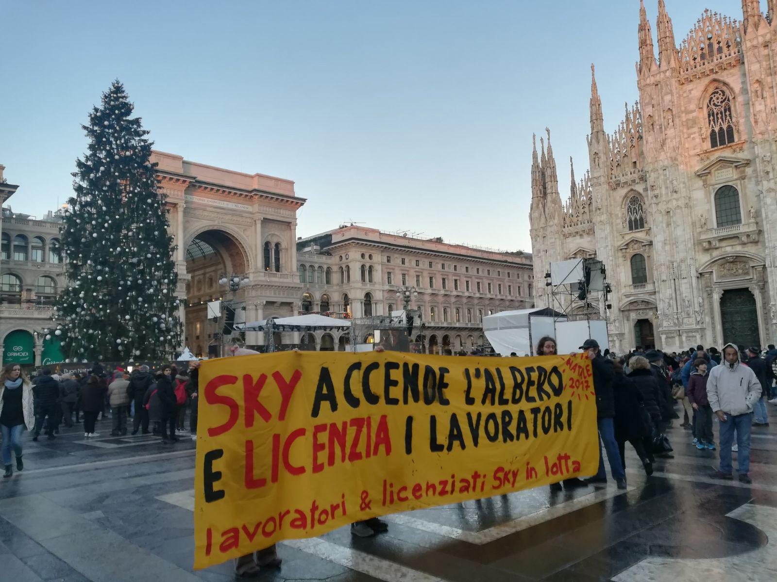 Sotto il grande albero donato da Sky alla città di Milano, decine di lavoratori licenziati o trasferiti dalla sede di Roma protestano contro la pay-tv, Milano, 6 dicembre 2017. ANSA