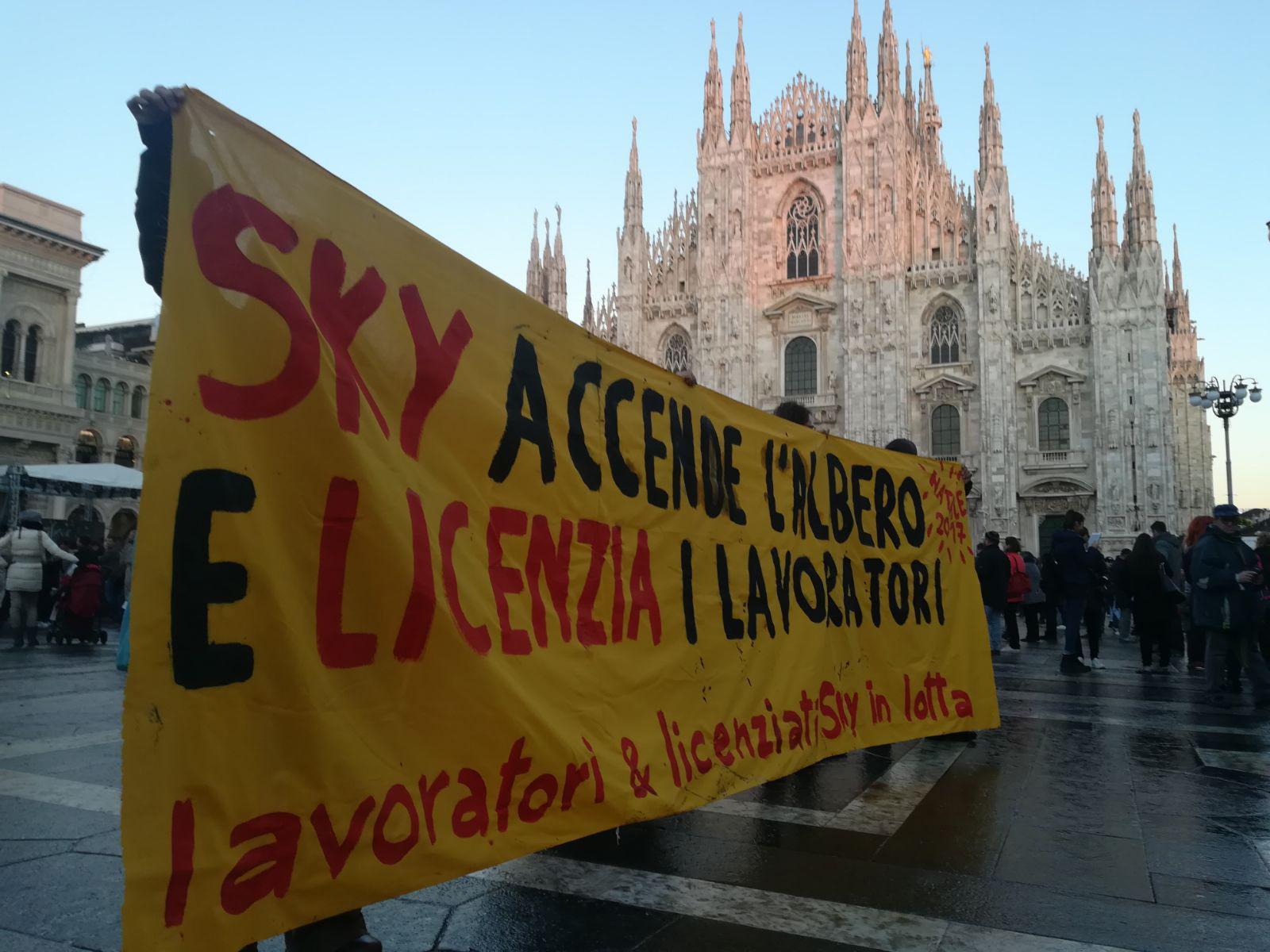 Sotto il grande albero donato da Sky alla città di Milano, decine di lavoratori licenziati o trasferiti dalla sede di Roma protestano contro la pay-tv, Milano, 6 dicembre 2017. ANSA