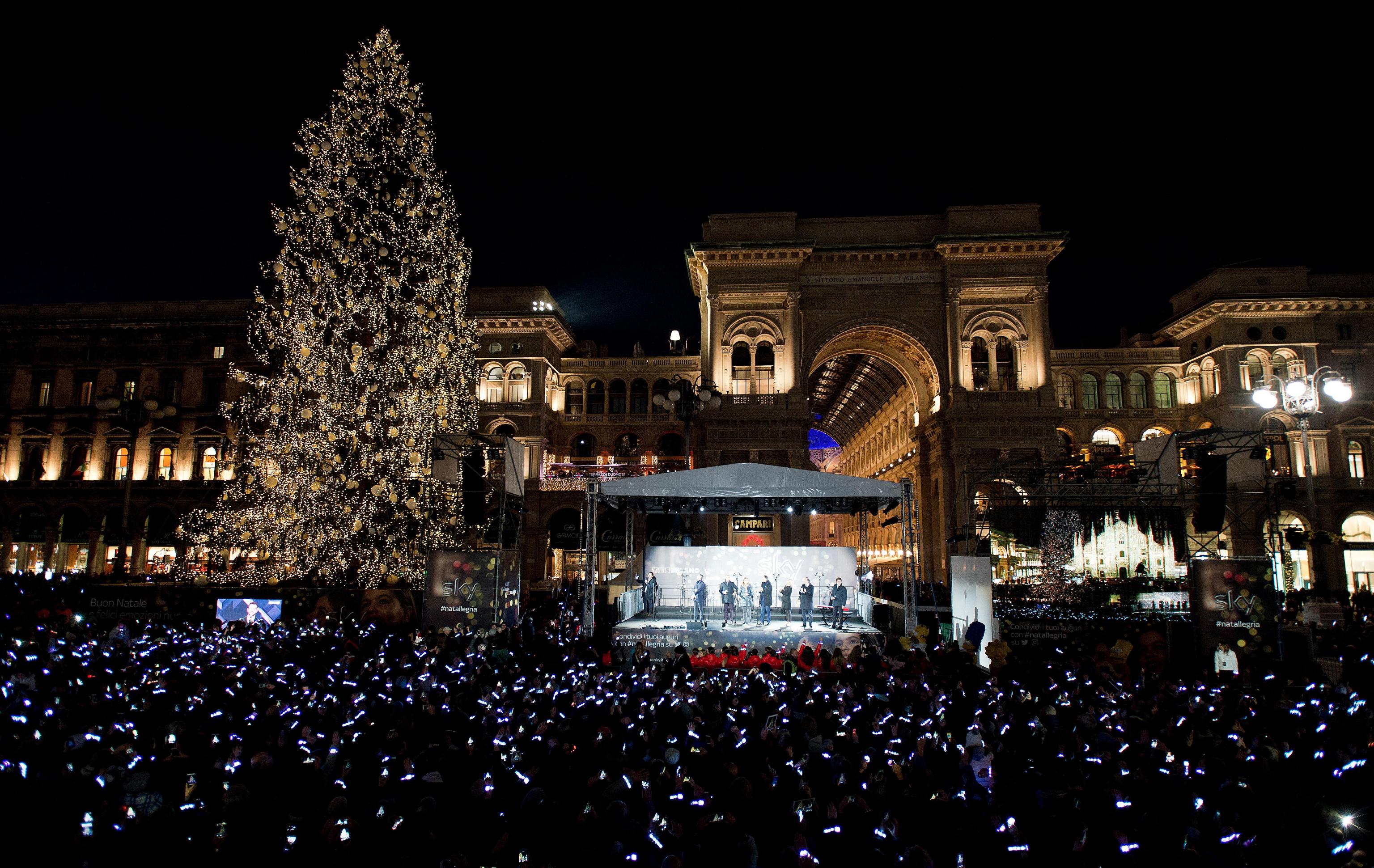 People attend the Christmas tree lighting ceremony at Duomo's square in Milan, Italy, 06 December 2017.
ANSA/SKY PRESS OFFICE/JULE HERING
+++ ANSA PROVIDES ACCESS TO THIS HANDOUT PHOTO TO BE USED SOLELY TO ILLUSTRATE NEWS REPORTING OR COMMENTARY ON THE FACTS OR EVENTS DEPICTED IN THIS IMAGE; NO ARCHIVING; NO LICENSING +++