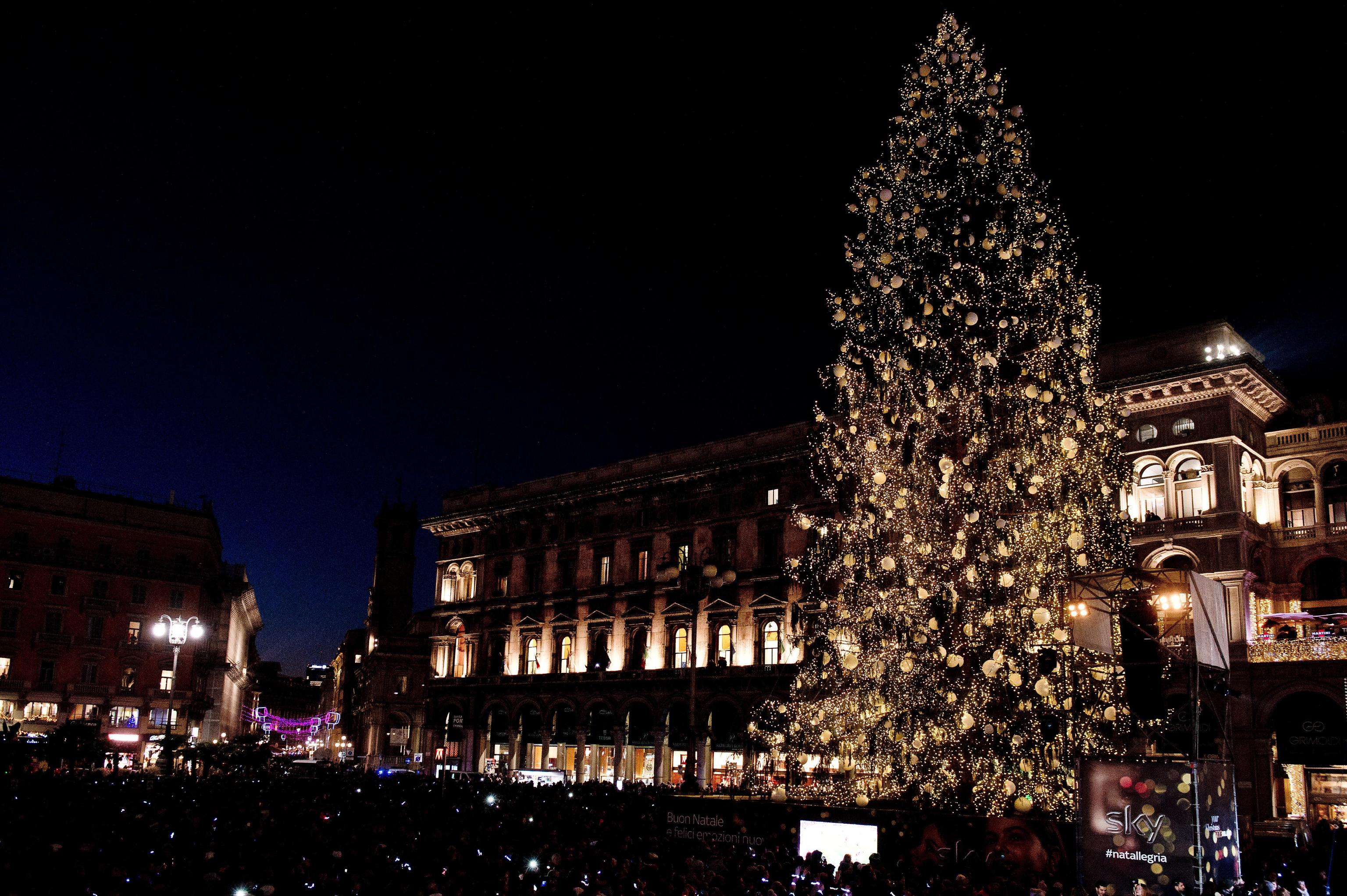 People attend the Christmas tree lighting ceremony at Duomo's square in Milan, Italy, 06 December 2017.
ANSA/SKY PRESS OFFICE/JULE HERING
+++ ANSA PROVIDES ACCESS TO THIS HANDOUT PHOTO TO BE USED SOLELY TO ILLUSTRATE NEWS REPORTING OR COMMENTARY ON THE FACTS OR EVENTS DEPICTED IN THIS IMAGE; NO ARCHIVING; NO LICENSING +++