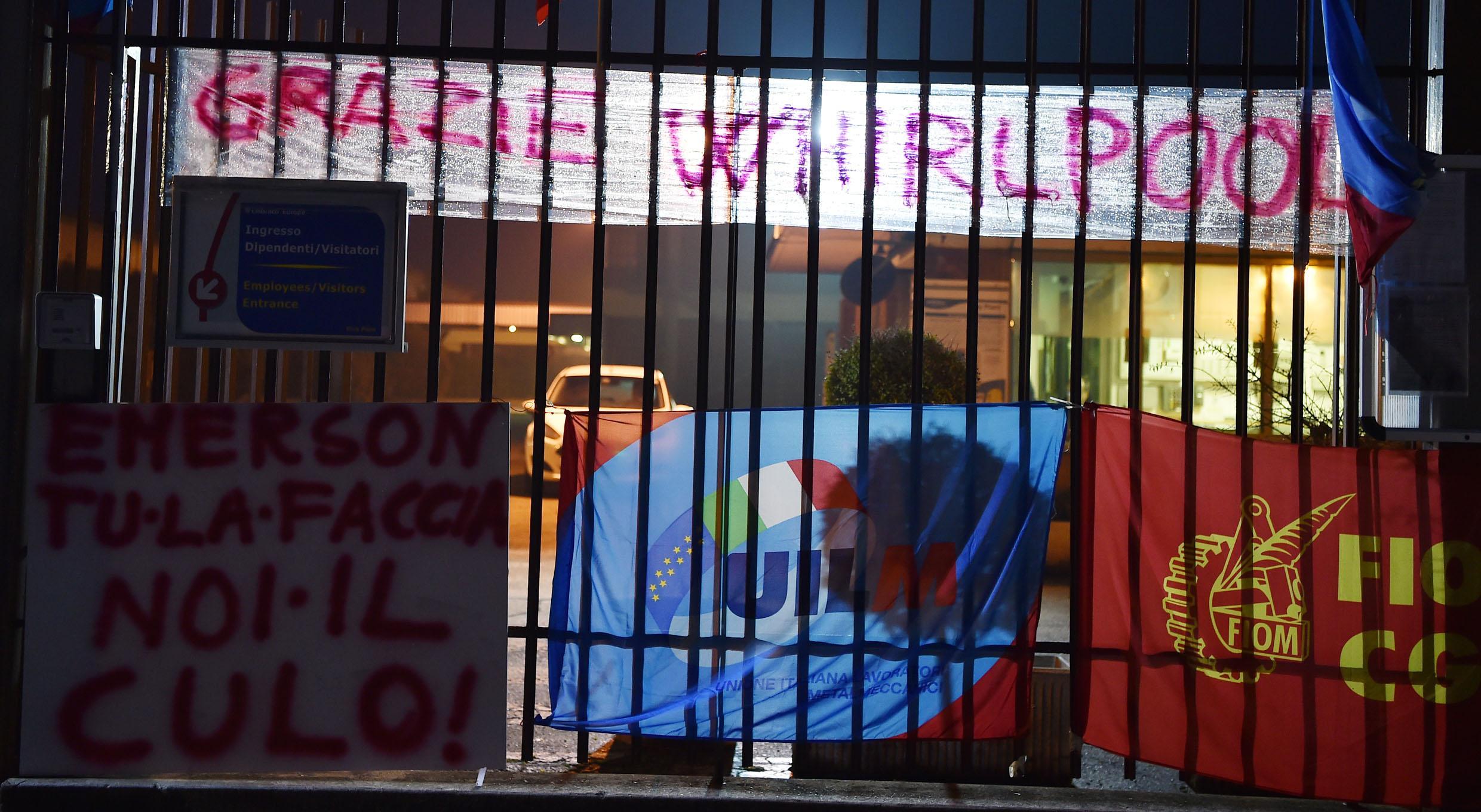 Un momento del presidio permanente dei lavoratori della Embraco all'esterno dello stabilimento di Riva a Chieri per protestare contro i licenziamenti annunciati dall'azienda, Torino, 10 gennaio 2018. ANSA/ALESSANDRO DI MARCO