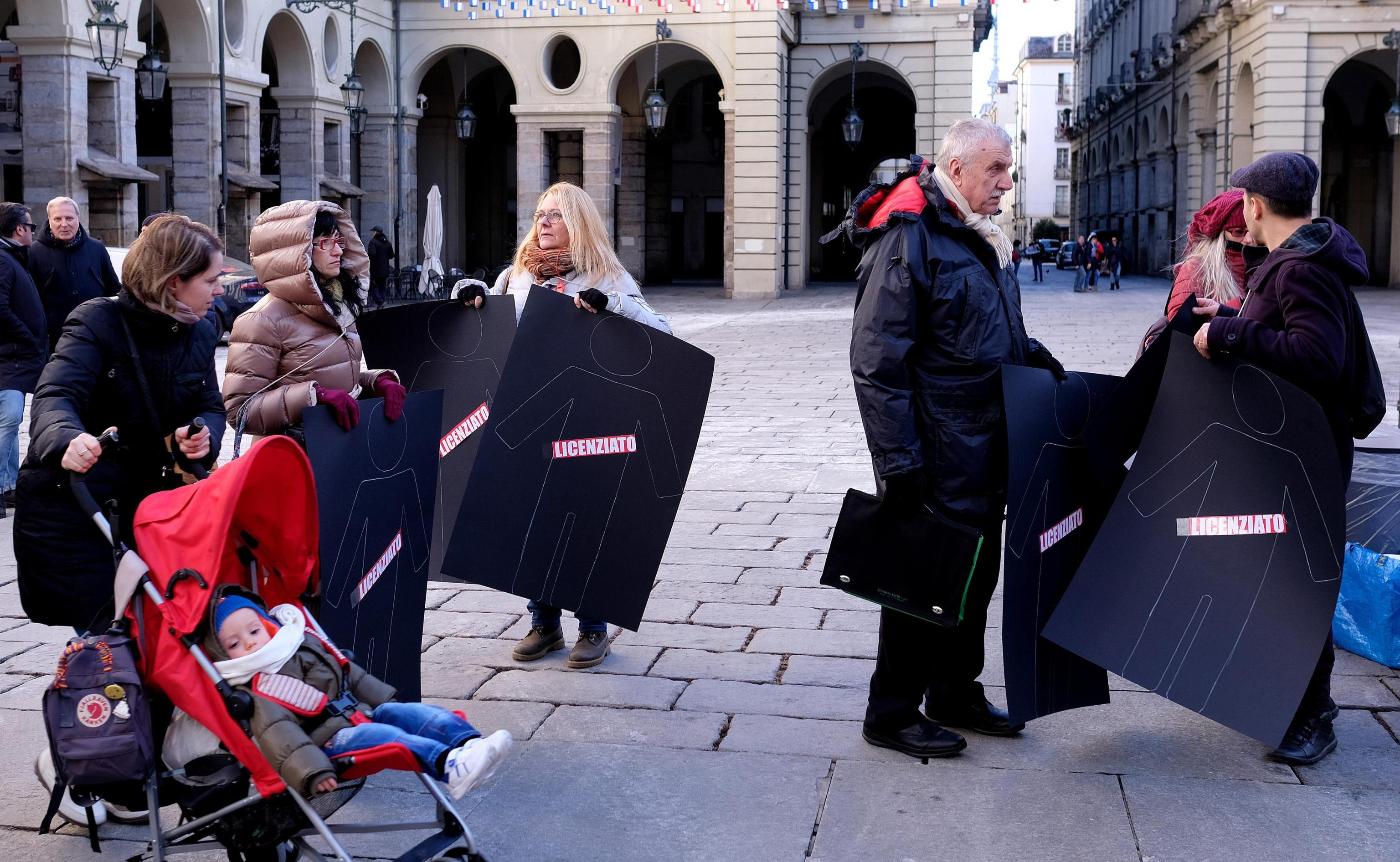 I lavoratori della Fondazione Torino Musei protestano davanti al Comune contro i licenziamenti annunciati dai vertici della fondazione a Torino, 28 Dicembre 2017.
 ANSA/ ALESSANDRO DI MARCO