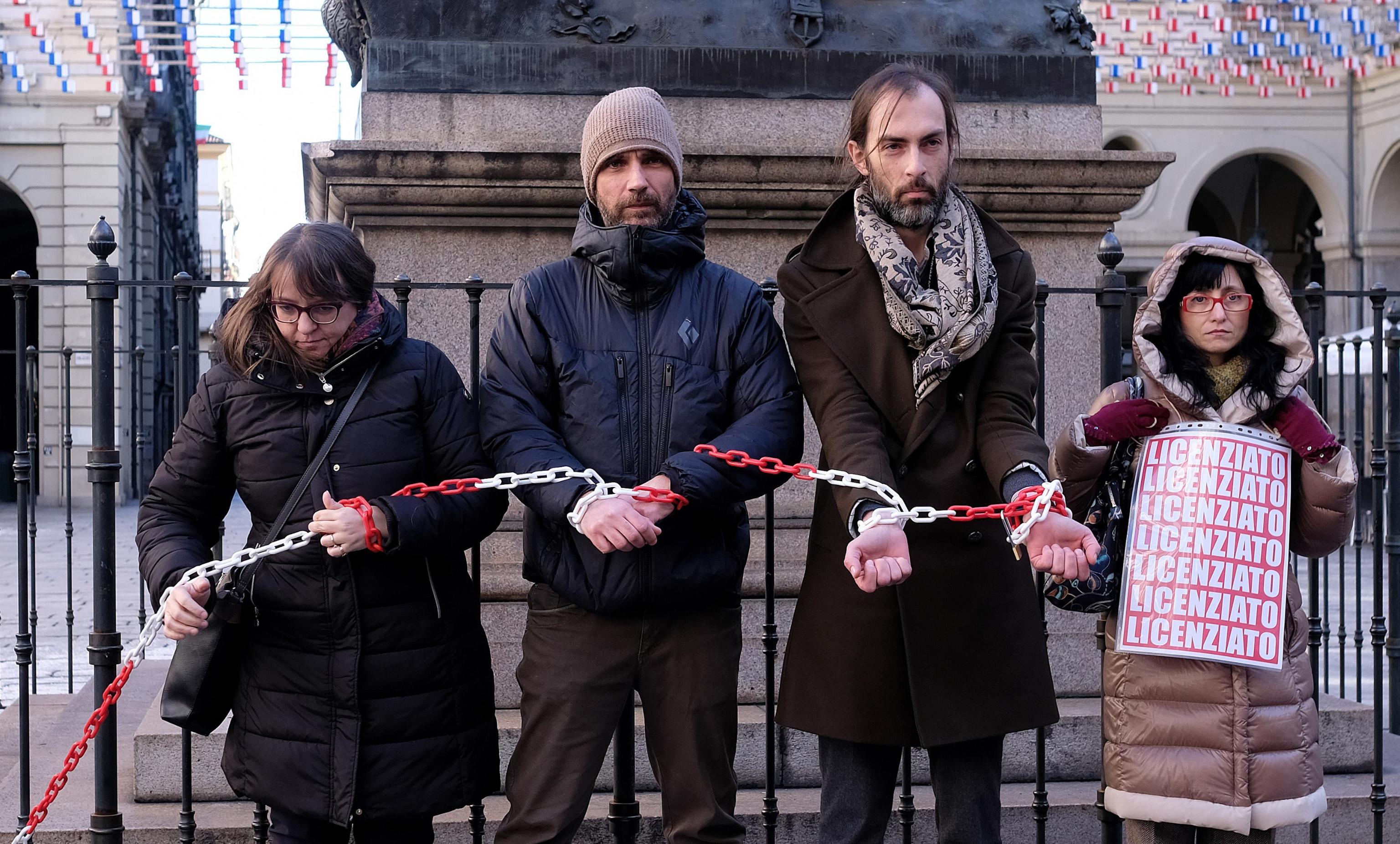 I lavoratori della Fondazione Torino Musei protestano davanti al Comune contro i licenziamenti annunciati dai vertici della fondazione a Torino, 28 Dicembre 2017.
 ANSA/ ALESSANDRO DI MARCO