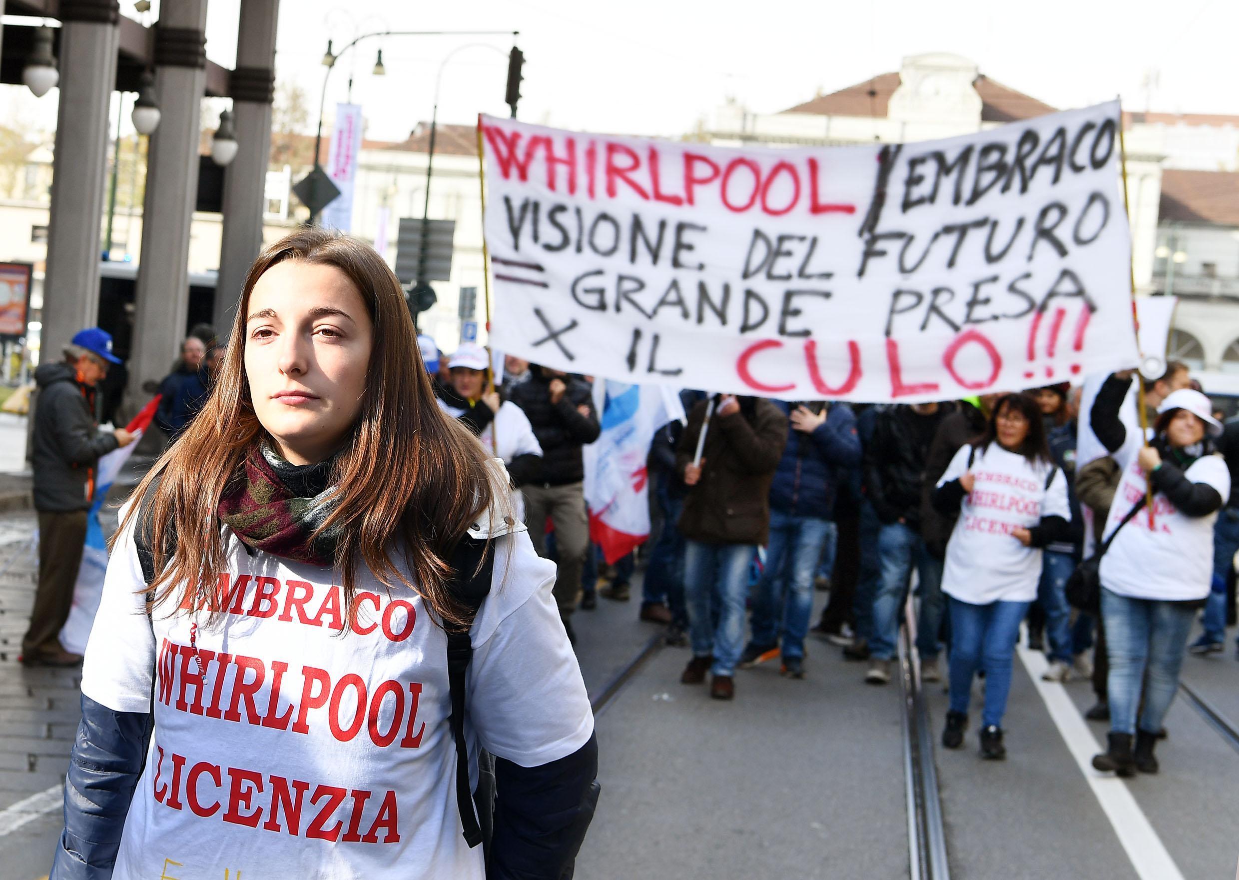 Un momento del corteo dei lavoratori dell'azienda Embraco - Gruppo Whirlpool in occasione dello sciopero contro i licenziamenti sfila per le vie del centro città, Torino, 10 novembre 2017. ANSA/ALESSANDRO DI MARCO