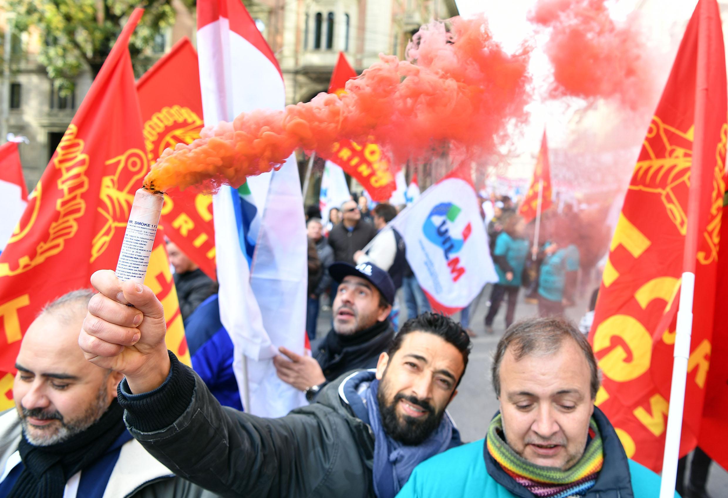 Un momento del corteo dei lavoratori dell'azienda Embraco - Gruppo Whirlpool in occasione dello sciopero contro i licenziamenti sfila per le vie del centro città, Torino, 10 novembre 2017. ANSA/ALESSANDRO DI MARCO