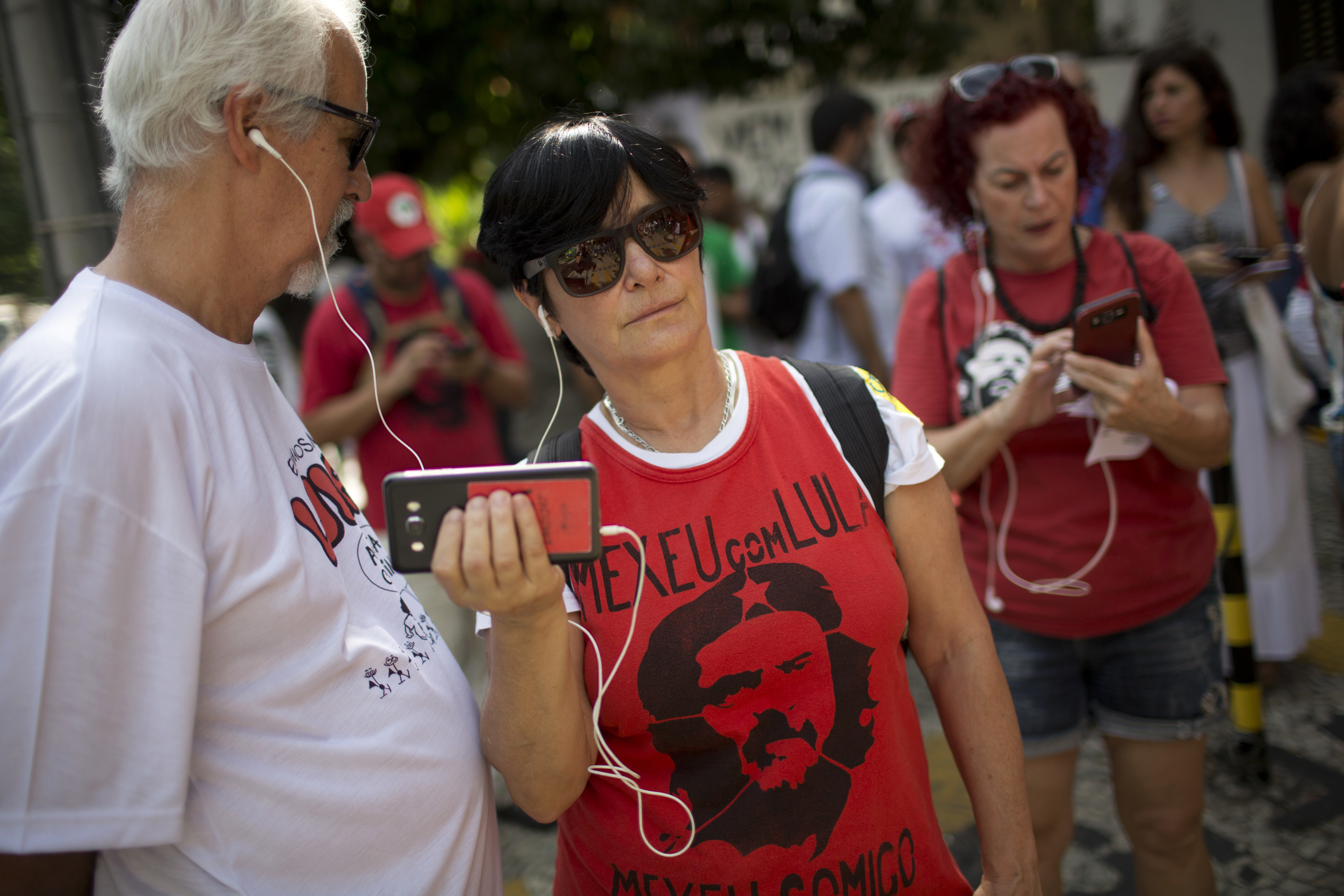 People listen to an appellate court ruling on a corruption conviction against ex-President Luiz Inacio Lula da Silva in Rio de Janeiro, Brazil, Wednesday, Jan. 24, 2018. An appellate court in Brazil on Wednesday considered whether to uphold or throw out a corruption conviction against da Silva, a decision that could impact presidential elections and even stability in Latin America's largest nation. (AP Photo/Silvia Izquierdo)