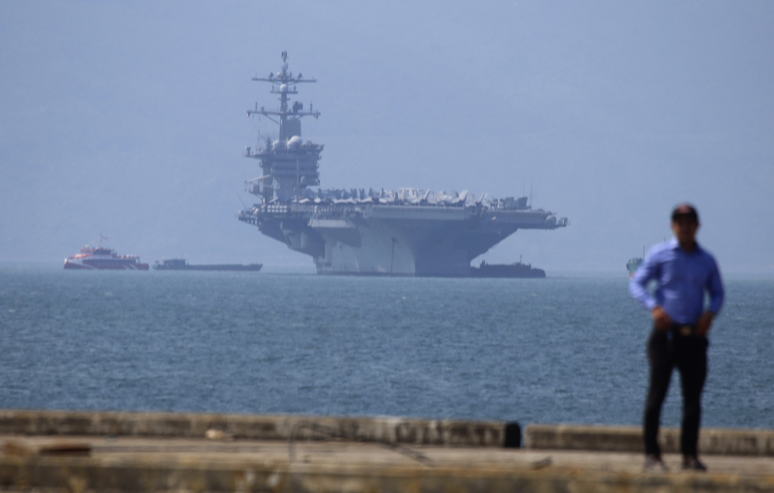 La portaerei USS Carl Vinson in visita nel Vietnam