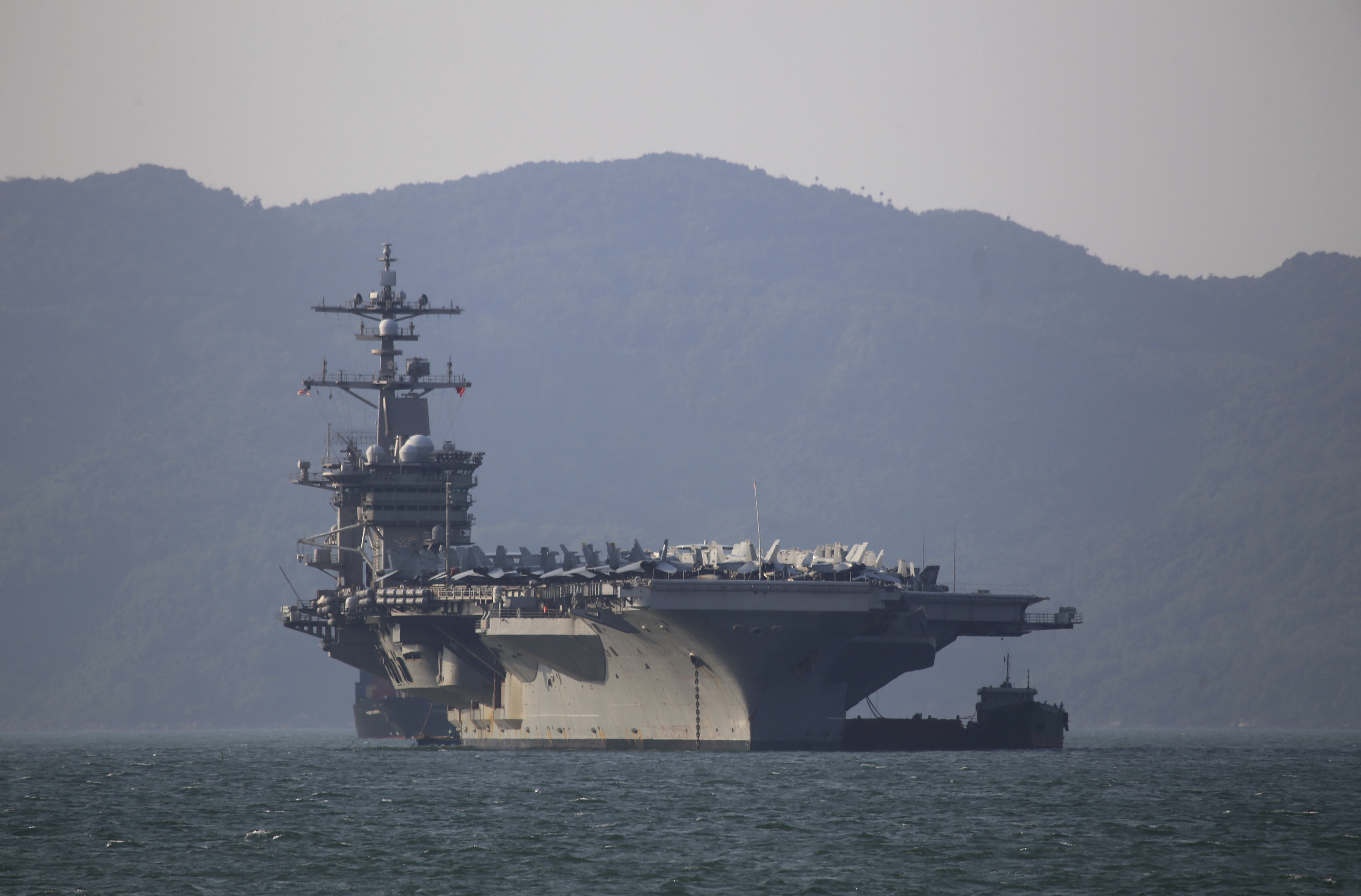 La portaerei USS Carl Vinson in visita nel Vietnam