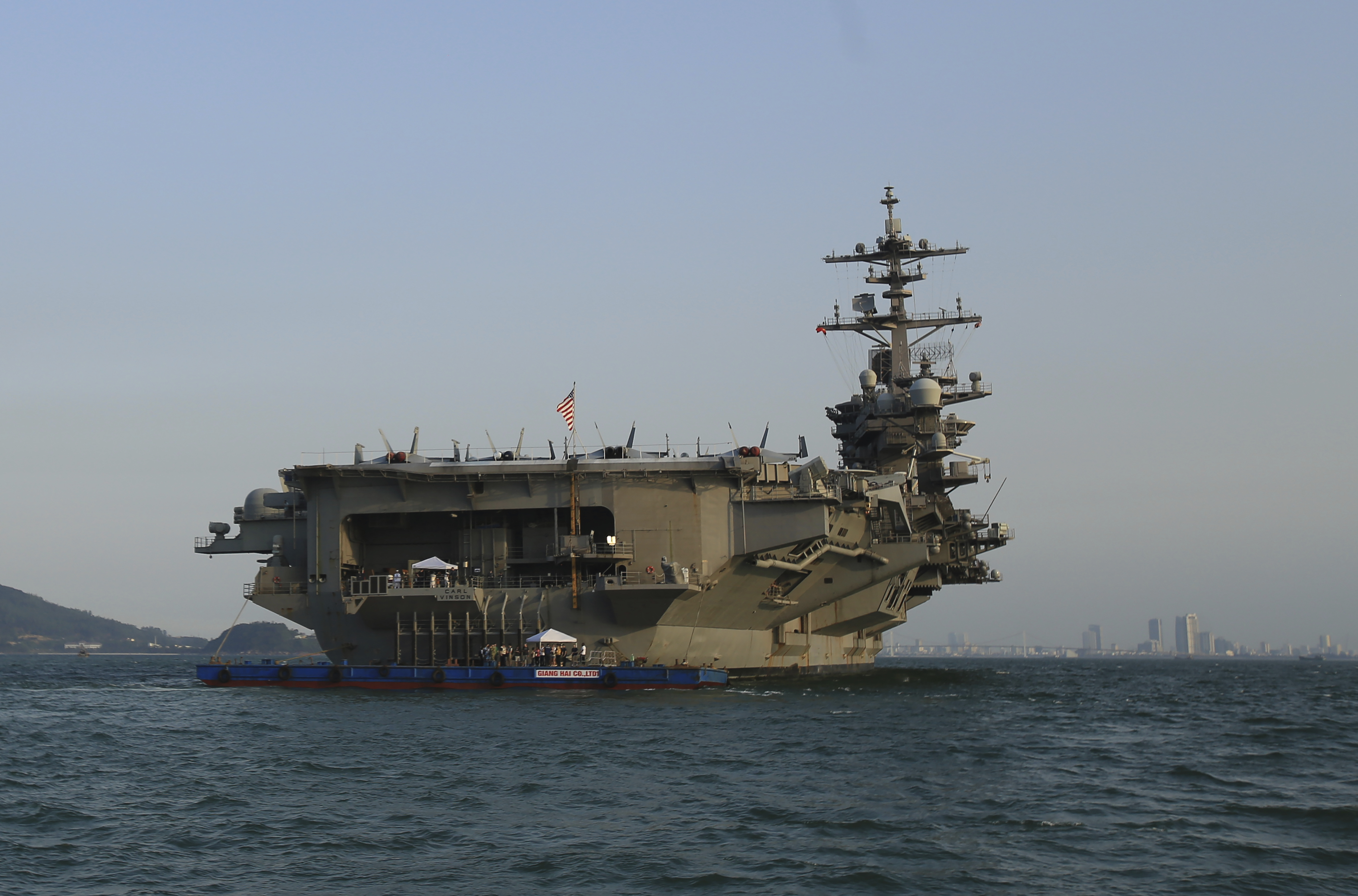 La portaerei USS Carl Vinson in visita nel Vietnam