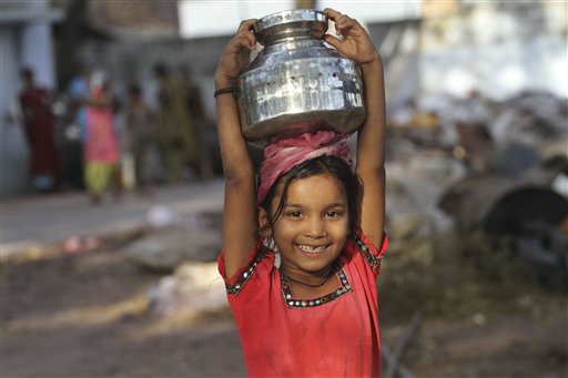 Bambina indiana porta l'acqua