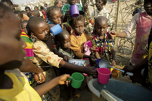 Bambini africani che prendono acqua