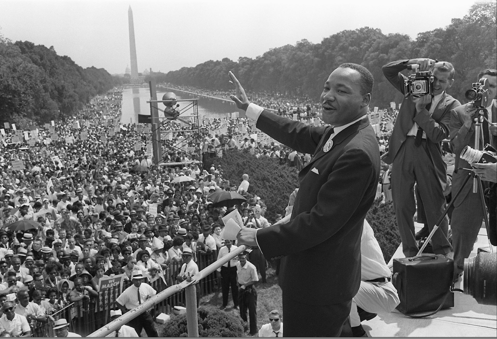 IL LEADER DEL MOVIMENTO PER I DIRITTI CIVILI MARTIN LUTHER KING (C) SALUTA I SUOI SOTENITORI, IN UNA FOTO D'ARCHIVIO DEL 28 AGOSTO 1963, DURANTE LA FAMOSA  