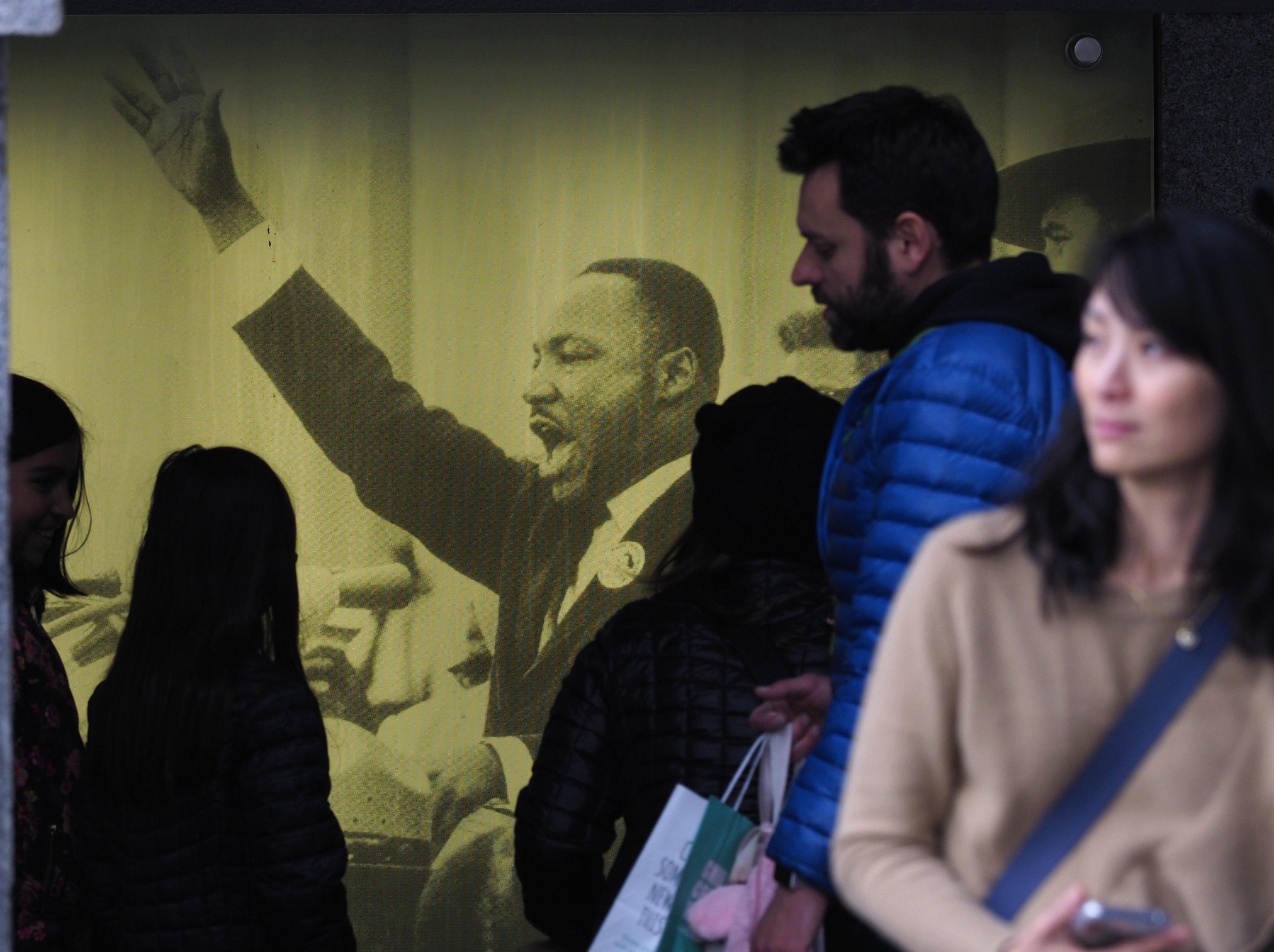 epa06441581 Passerbys at the Martin Luther King, Jr. Memorial in the Yerba Buena Gardens in San Francisco, California, USA, 15 January 2018.  EPA/JOHN G. MABANGLO