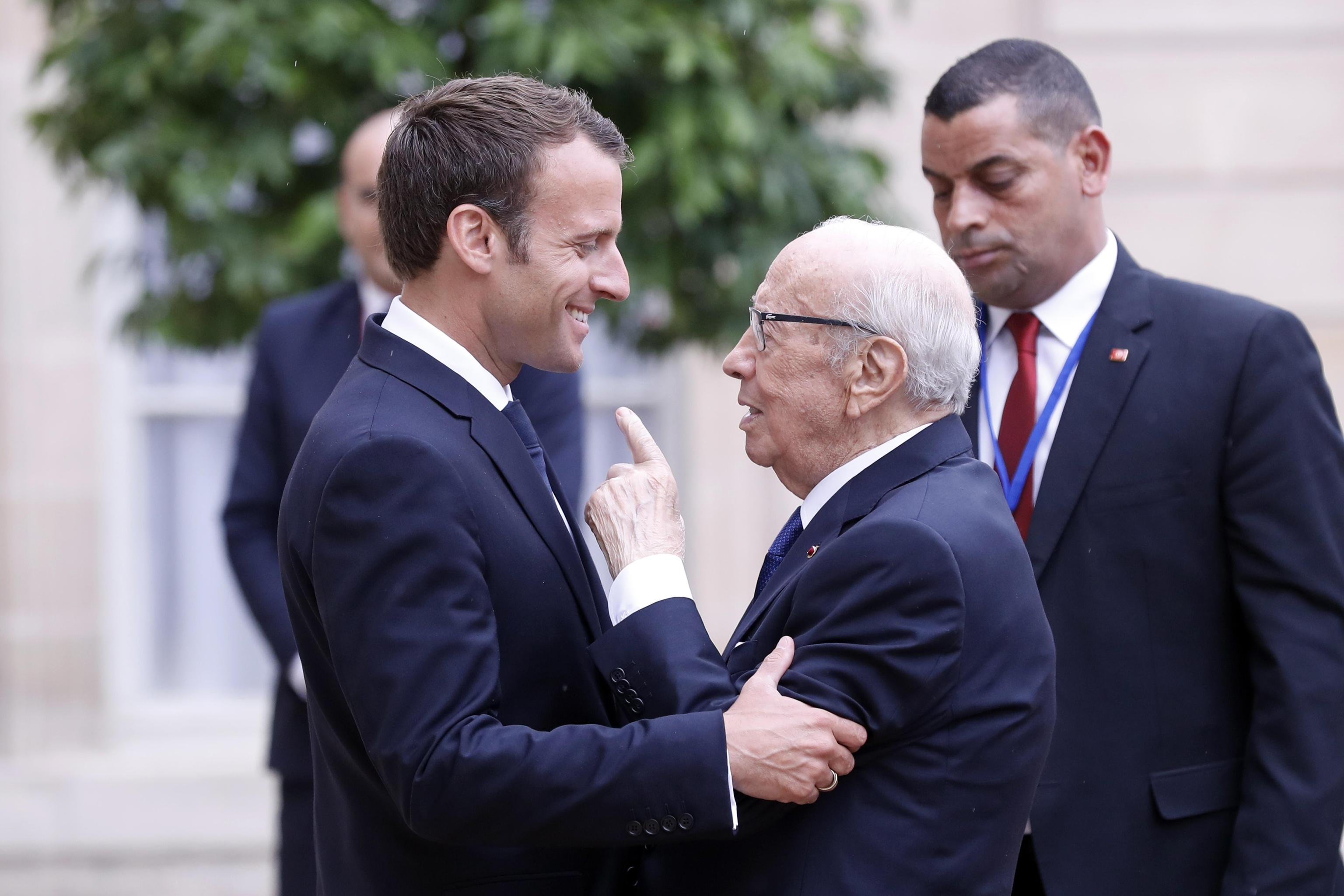 epa06770230 French President Emmanuel Macron (L) welcomes Tunisian President Beji Caid Eessebsi (C), upon his arrival for the international congress on Libya, at the Elysee Palace in Paris, France, 29 May 2018.  EPA/ETIENNE LAURENT