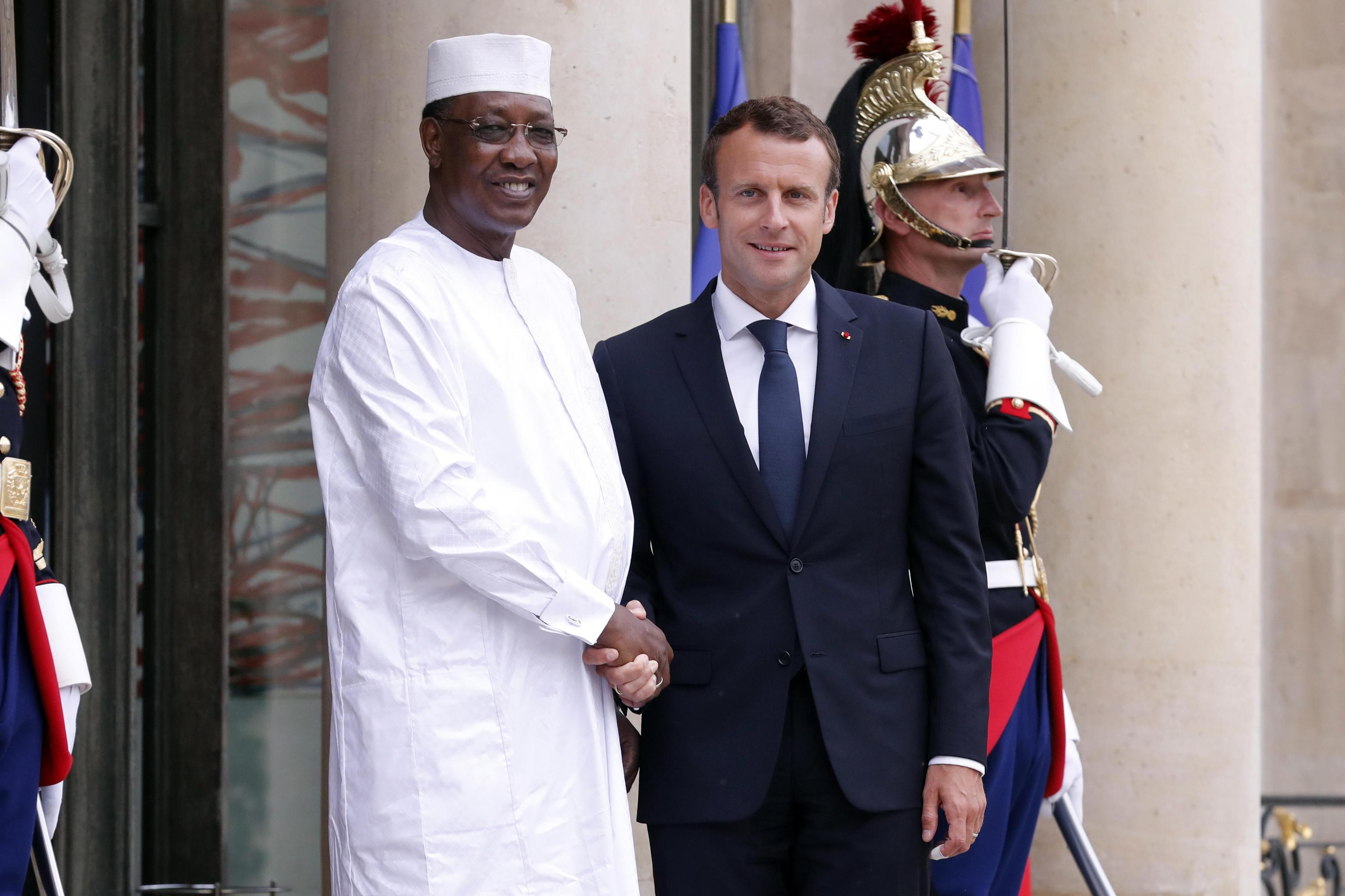 epa06770234 French President Emmanuel Macron (R) welcomes Chad President Idriss Deby (L), upon his arrival for the international congress on Libya, at the Elysee Palace in Paris, France, 29 May 2018.  EPA/ETIENNE LAURENT