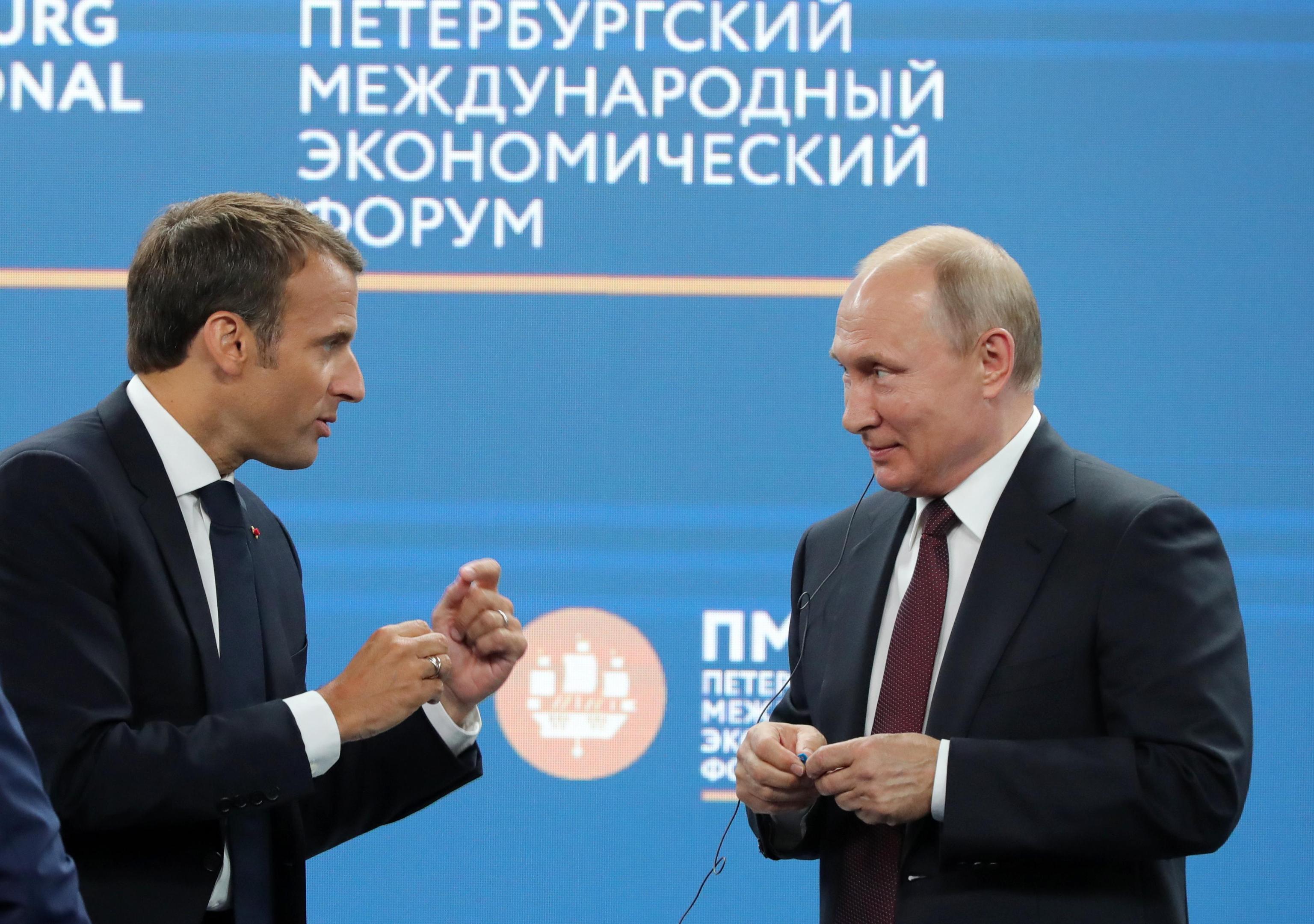 epa06762654 Russian President Vladimir Putin (R) and French President Emmanuel Macron (L) attend the Russia-France business dialogue as part of the St. Petersburg International Economic Forum (SPIEF 2018) in St. Petersburg, Russia, 25 May 2018. SPIEF 2018 runs from 24 to 26 May.  EPA/MICHAEL KLIMENTYEV/SPUTNIK/KREMLIN / POOL MANDATORY CREDIT