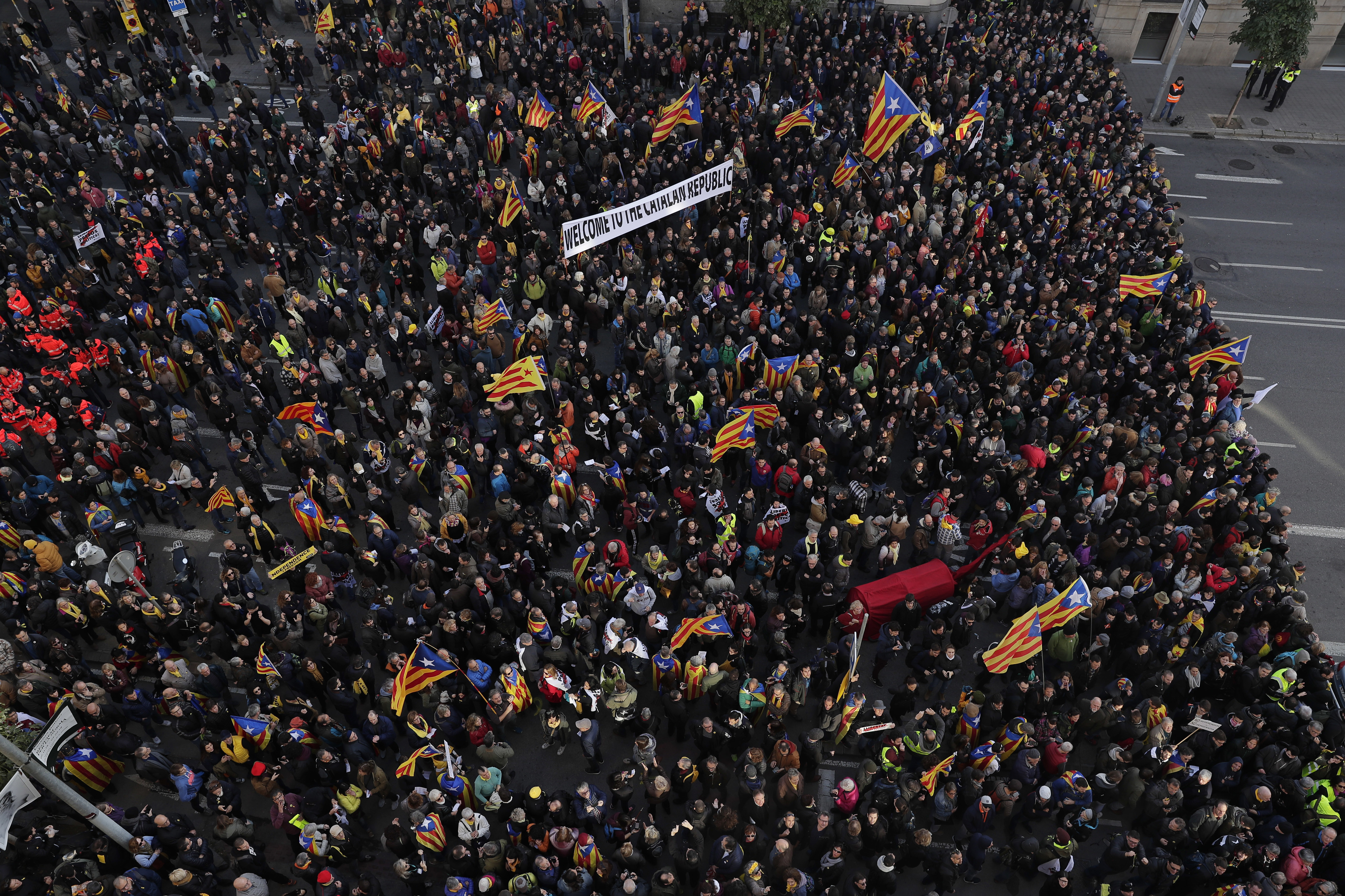 Protesters, some with Catalonia independence flags, demonstrate against Spain's cabinet holding a meeting in Barcelona Spain, Friday Dec. 21, 2018. Some scuffles have broken out between protesters trying to reach the venue of the cabinet meeting and police trying to stop them on Friday in central Barcelona after pro-independence organizations called for peaceful demonstrations against the meeting across the city. (AP Photo/Manu Fernandez)
