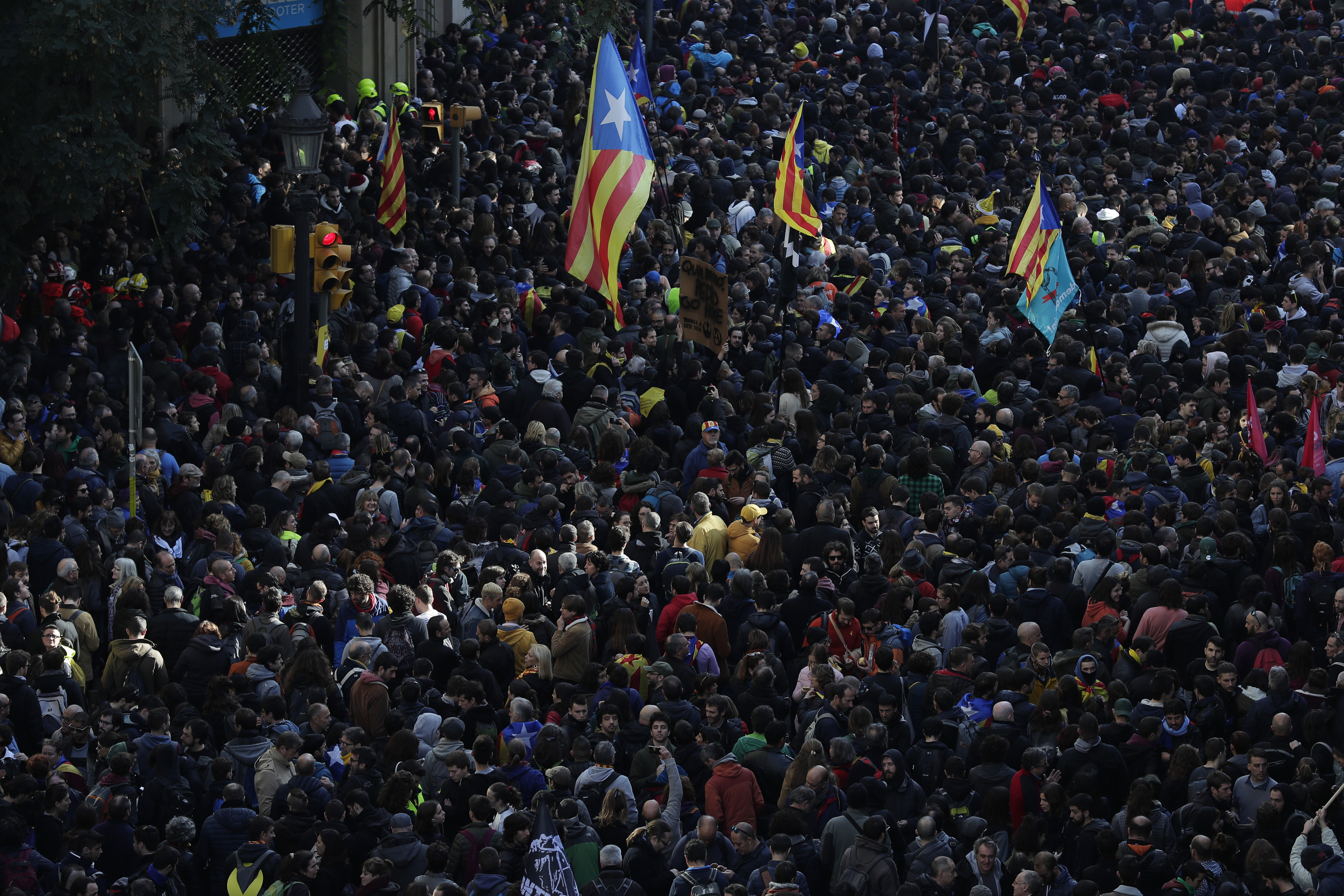 Pro-independence demonstrators protest against Spain's cabinet holding a meeting in Barcelona Spain, Friday Dec. 21, 2018. Scuffles have broken out between protesters trying to reach the venue of the cabinet meeting and police trying to stop them on Friday in central Barcelona after pro-independence organizations called for peaceful demonstrations against the meeting across the city. (AP Photo/Manu Fernandez)