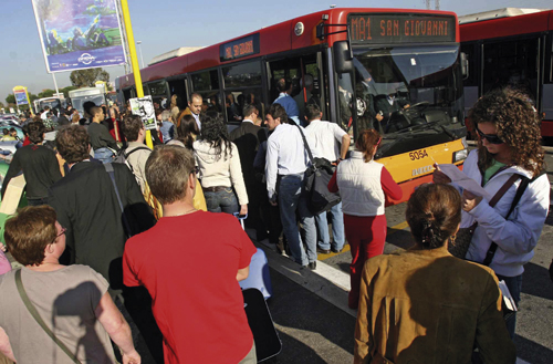 La folla davanti all'autobus