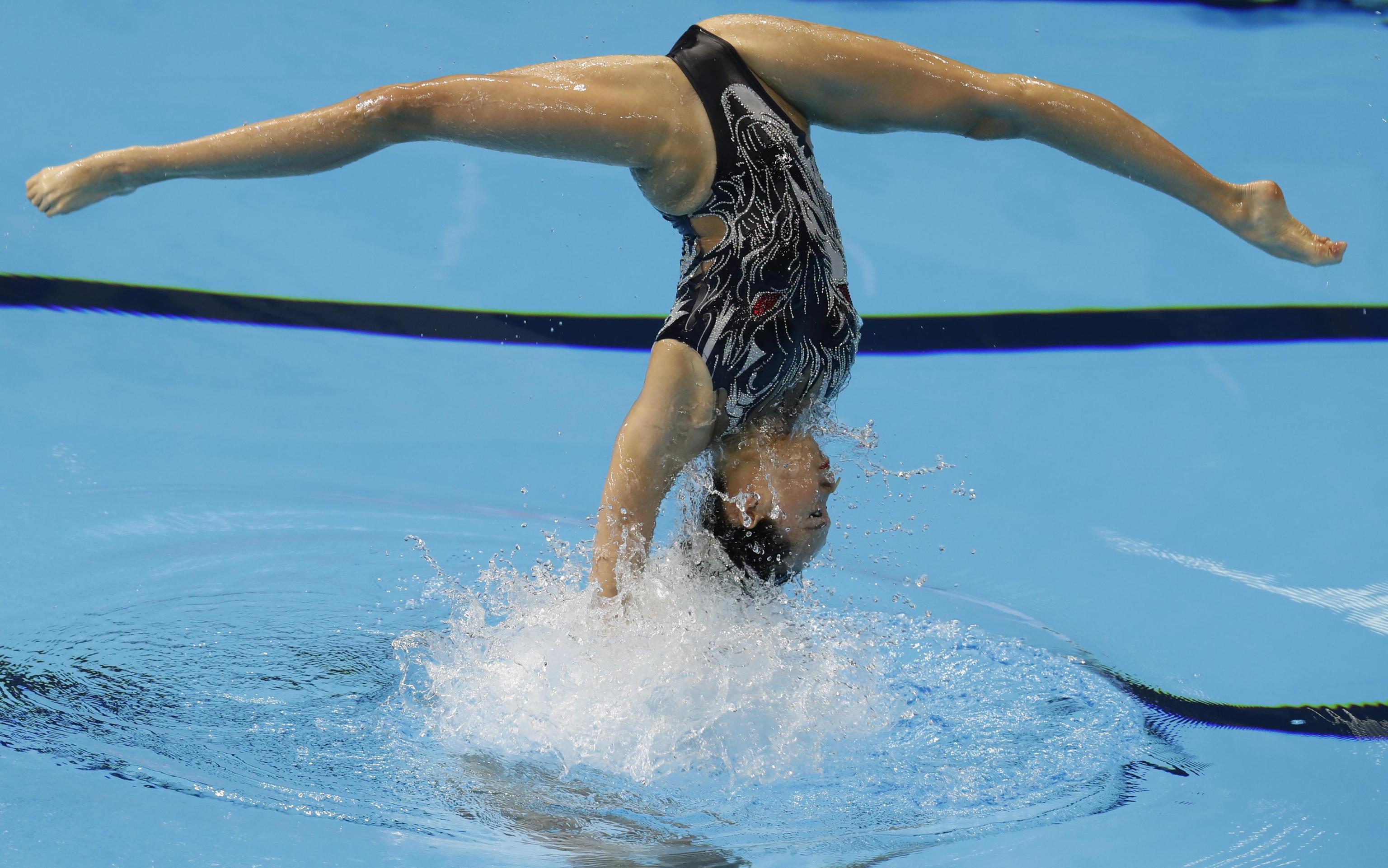 epa07713619 Shi Haoyu and Zhang Yayi of China perform during the Mixed Duet Technical Artistic Swimming Preliminary at the FINA Swimming World Championships 2019 at Yeomju gym in Gwangju, South Korea, 13 July 2019.  EPA/JEON HEON-KYUN