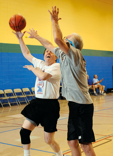 Due anziani giocano a basket