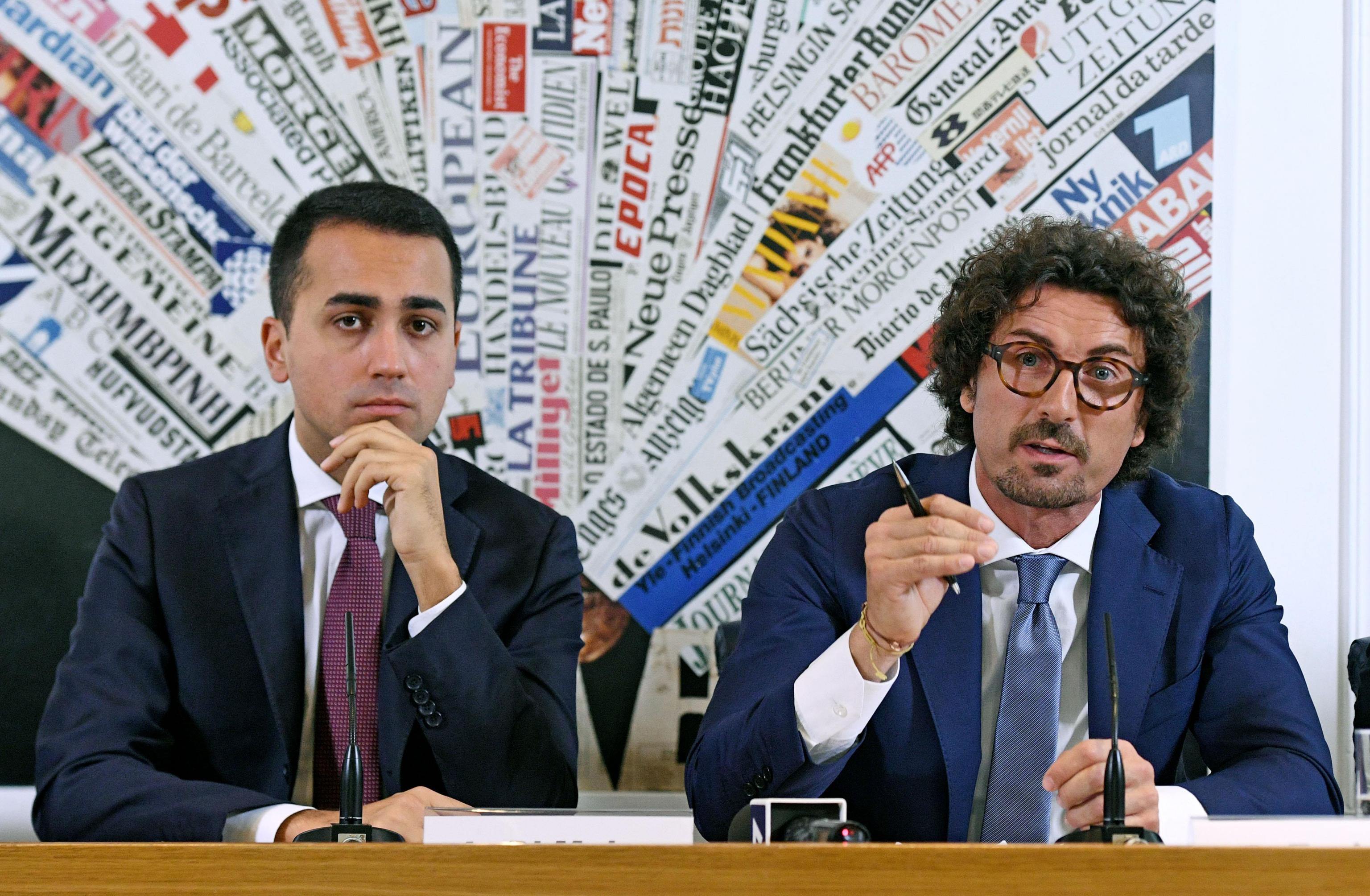 Luigi Di Maio (s) e Danilo Toninelli, in occasione della conferenza stampa 