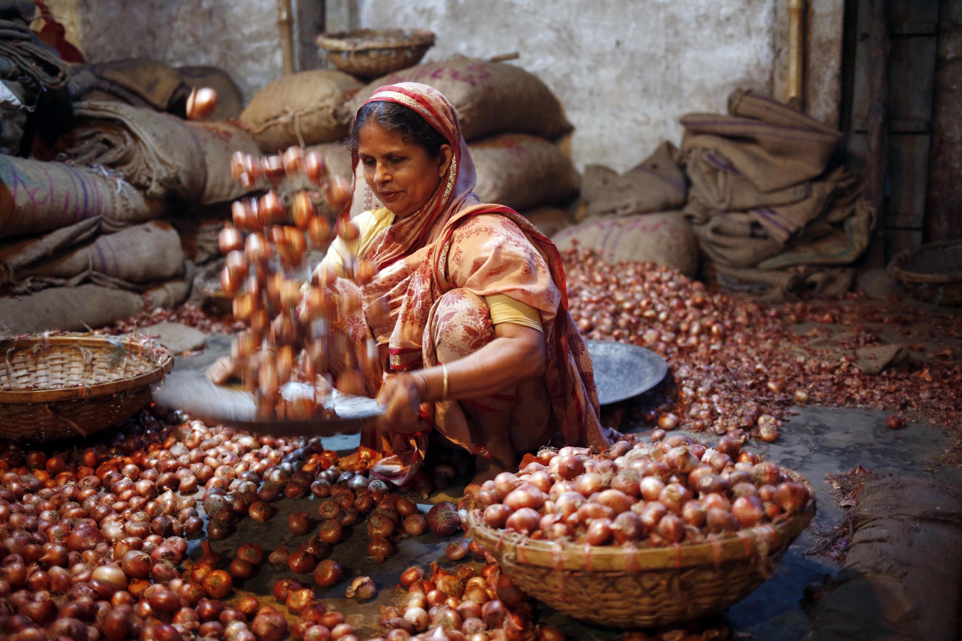 epa07827719 A woman works at a vegetal wholesale market in the Shyam Bazar in Dhaka, Bangladesh, 08 September 2019.  EPA/MONIRUL ALAM