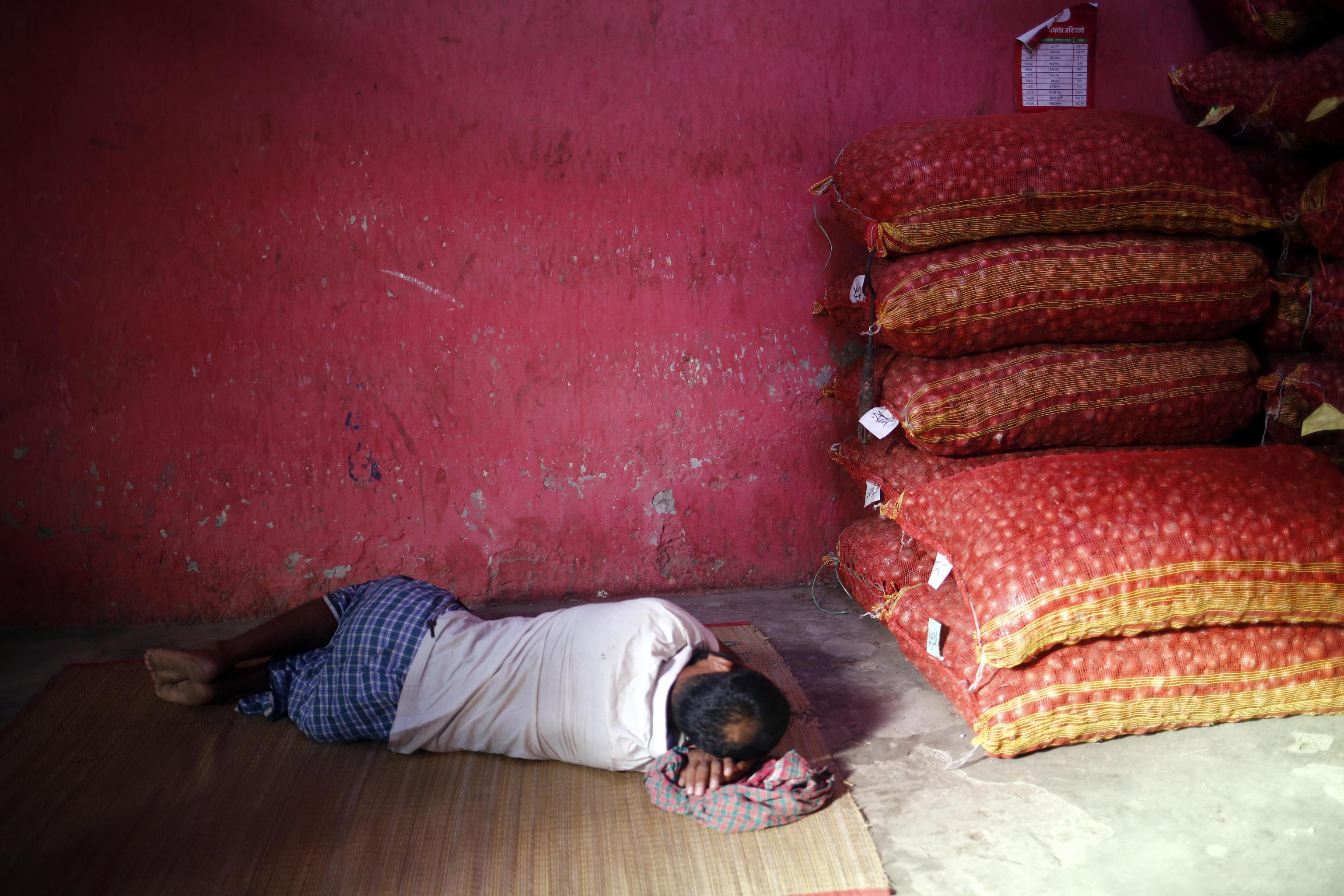 epa07827720 A Bangladeshi vendor sleeps at a vegetal wholesale market in the Shyam Bazar in Dhaka, Bangladesh, 08 September 2019.  EPA/MONIRUL ALAM