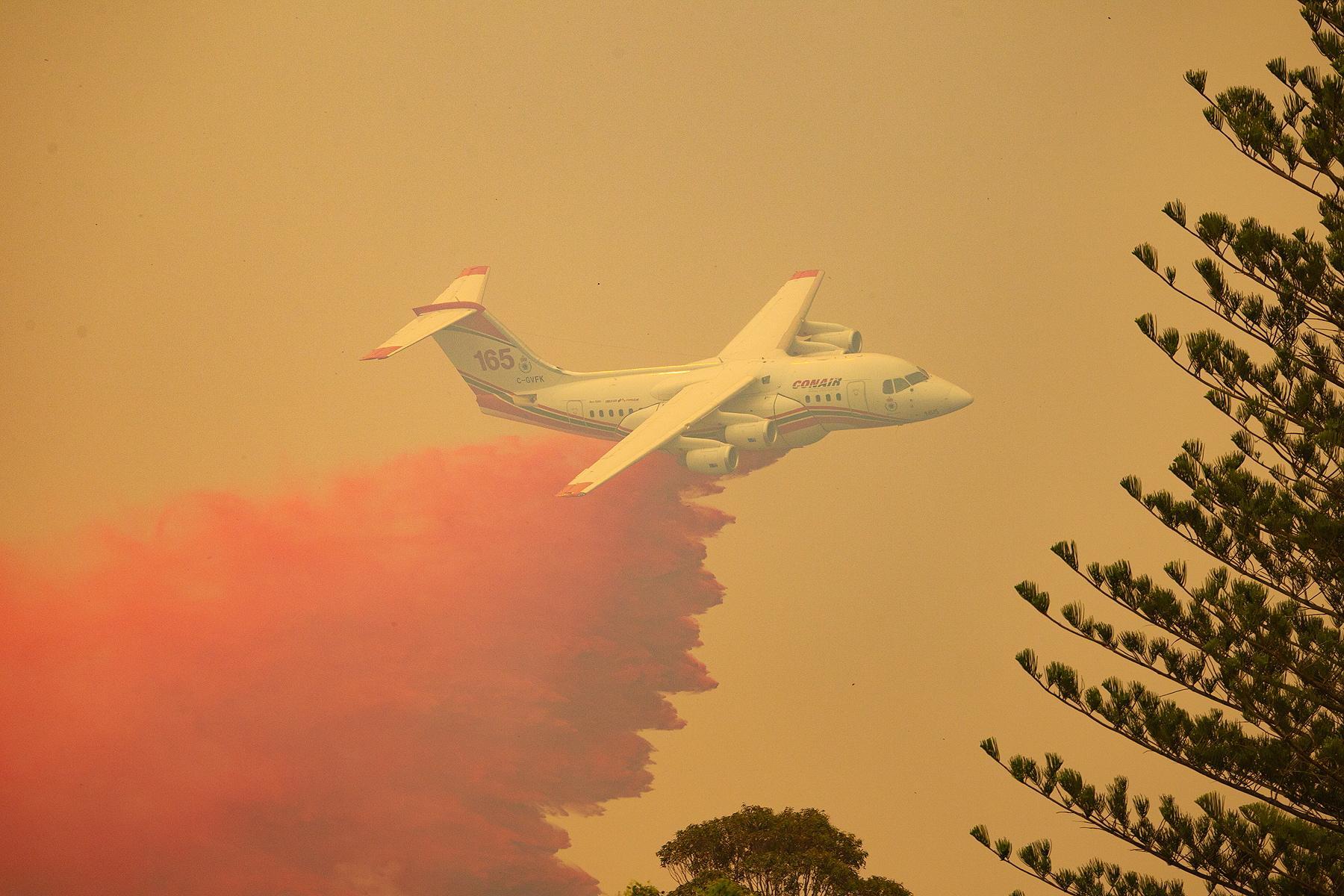 epa07980442 A water tanker airplane drops fire retardant on a bushfire in Harrington, New South Wales, Australia, 08 November 2019. Hot, windy conditions are wreaking havoc as bushfires burn out of control across parts of New South Wales, with 15 current emergency warnings in the state.  EPA/SHANE CHALKER AUSTRALIA AND NEW ZEALAND OUT