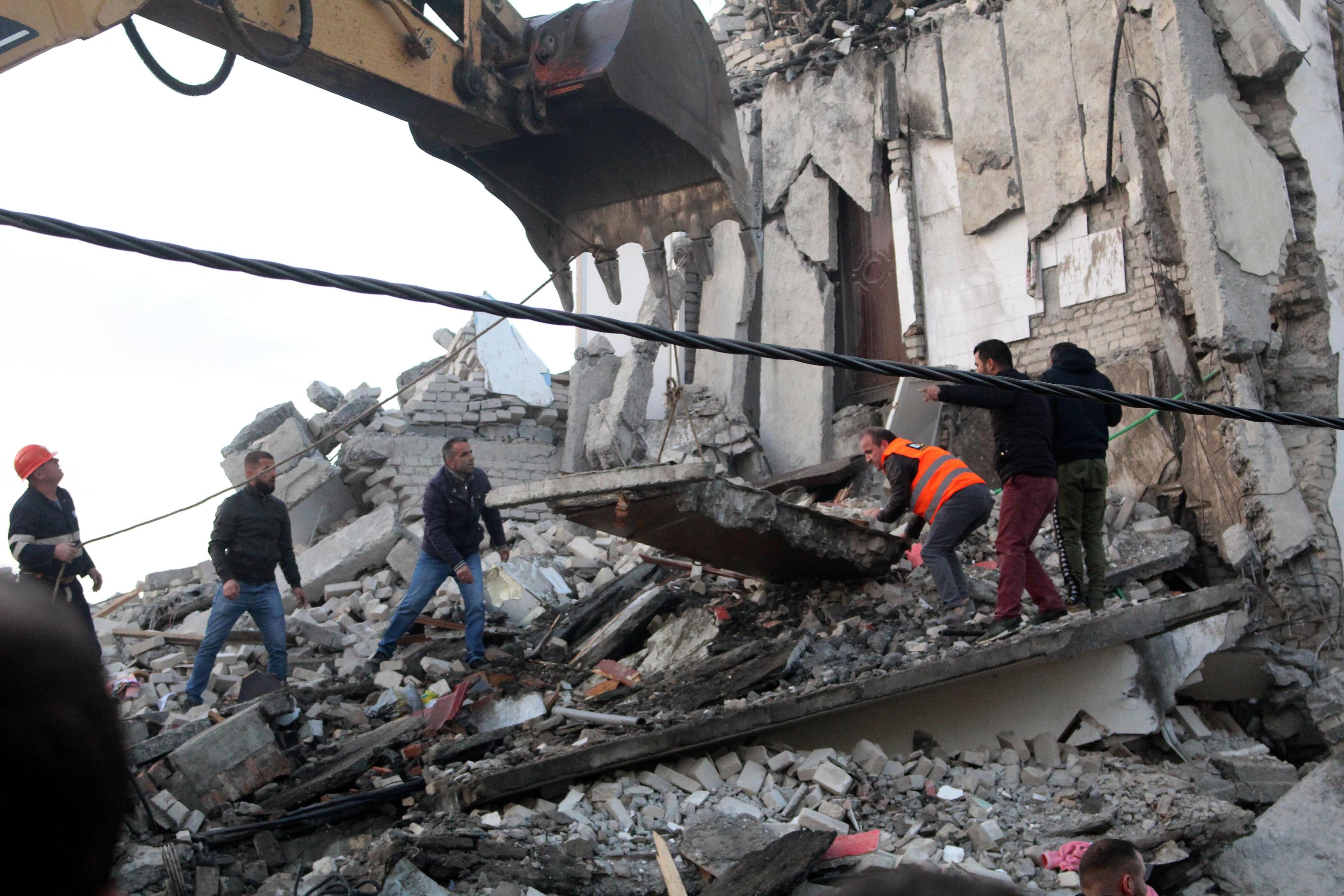 epa08025882 People search for survivors in the rubble of a building after an earthquake hit Thumane, Albania, 25 November 2019. Albania was hit by a 6.4 magnitude earthquake on 26 November 2019, leaving three people dead and dozens injured.  EPA/MALTON DIBRA