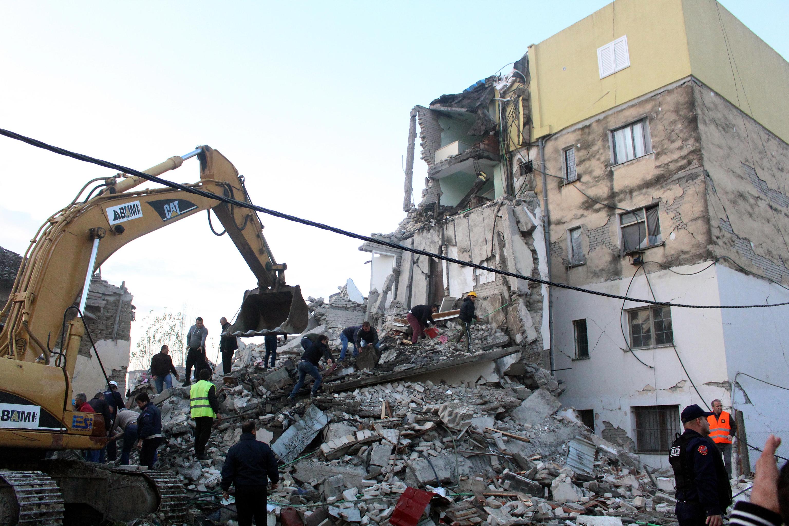 epa08025883 People search for survivors in the rubble of a building after an earthquake hit Thumane, Albania, 25 November 2019. Albania was hit by a 6.4 magnitude earthquake on 26 November 2019, leaving three people dead and dozens injured.  EPA/MALTON DIBRA