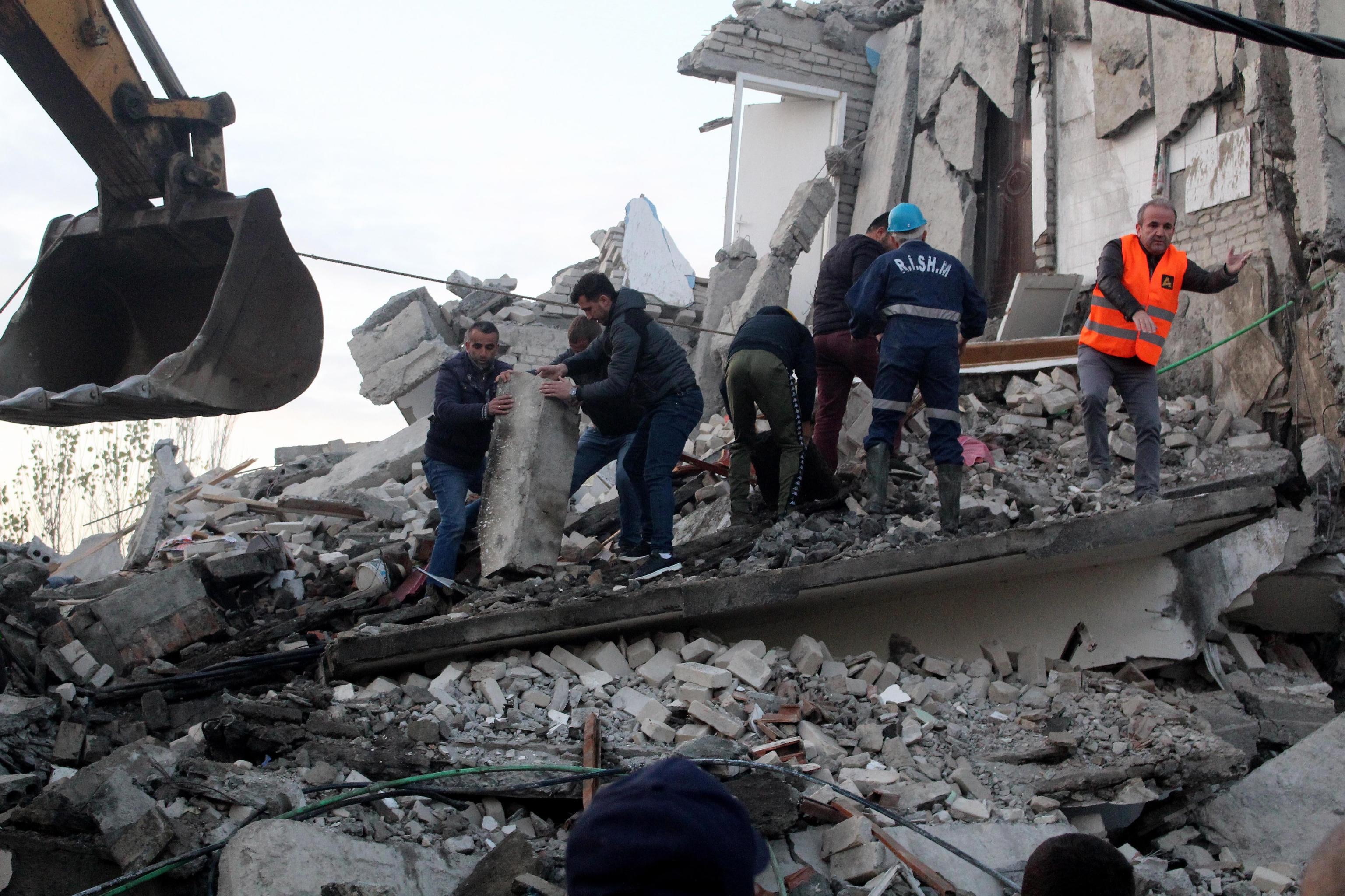 epa08025911 People search for survivors in the rubble of a building after an earthquake hit Thumane, Albania, 25 November 2019. Albania was hit by a 6.4 magnitude earthquake on 26 November 2019, leaving three people dead and dozens injured.  EPA/MALTON DIBRA