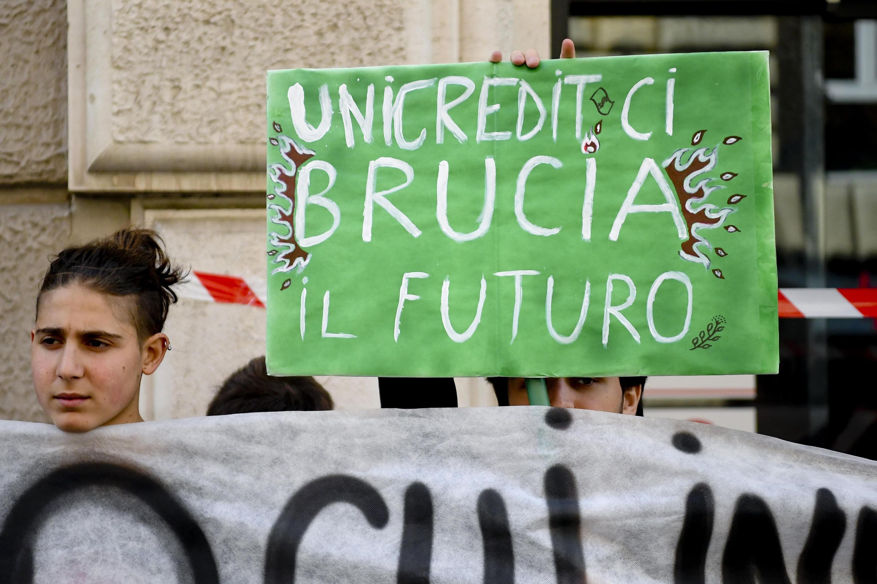 Il sit-in di protesta a Napoli davanti ad una delle filiali dell'Unicredit 'colpevole' con altri istituti bancari, secondo i manifestanti appartenenti al movimento studentesco ambientalista 