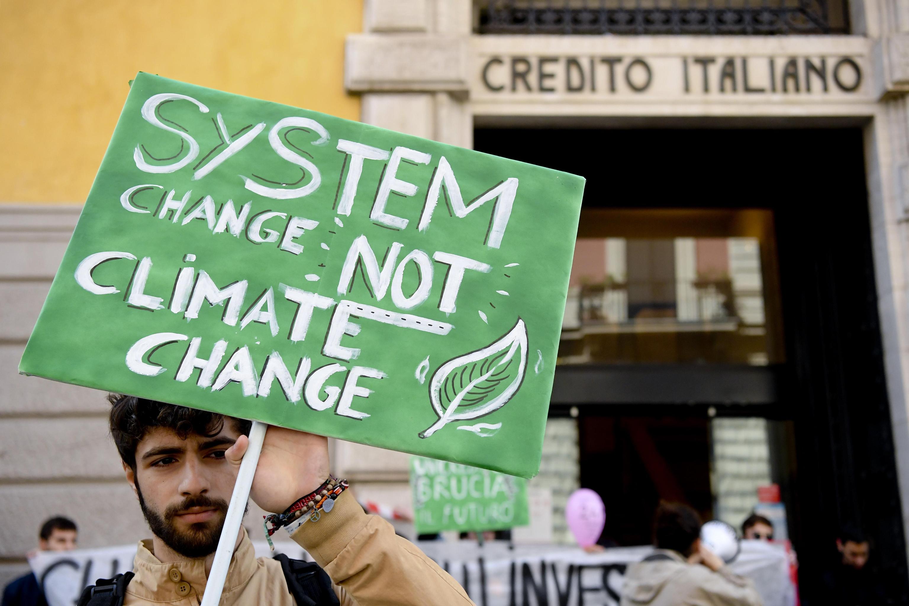 Il sit-in di protesta a Napoli davanti ad una delle filiali dell'Unicredit 'colpevole' con altri istituti bancari, secondo i manifestanti appartenenti al movimento studentesco ambientalista 