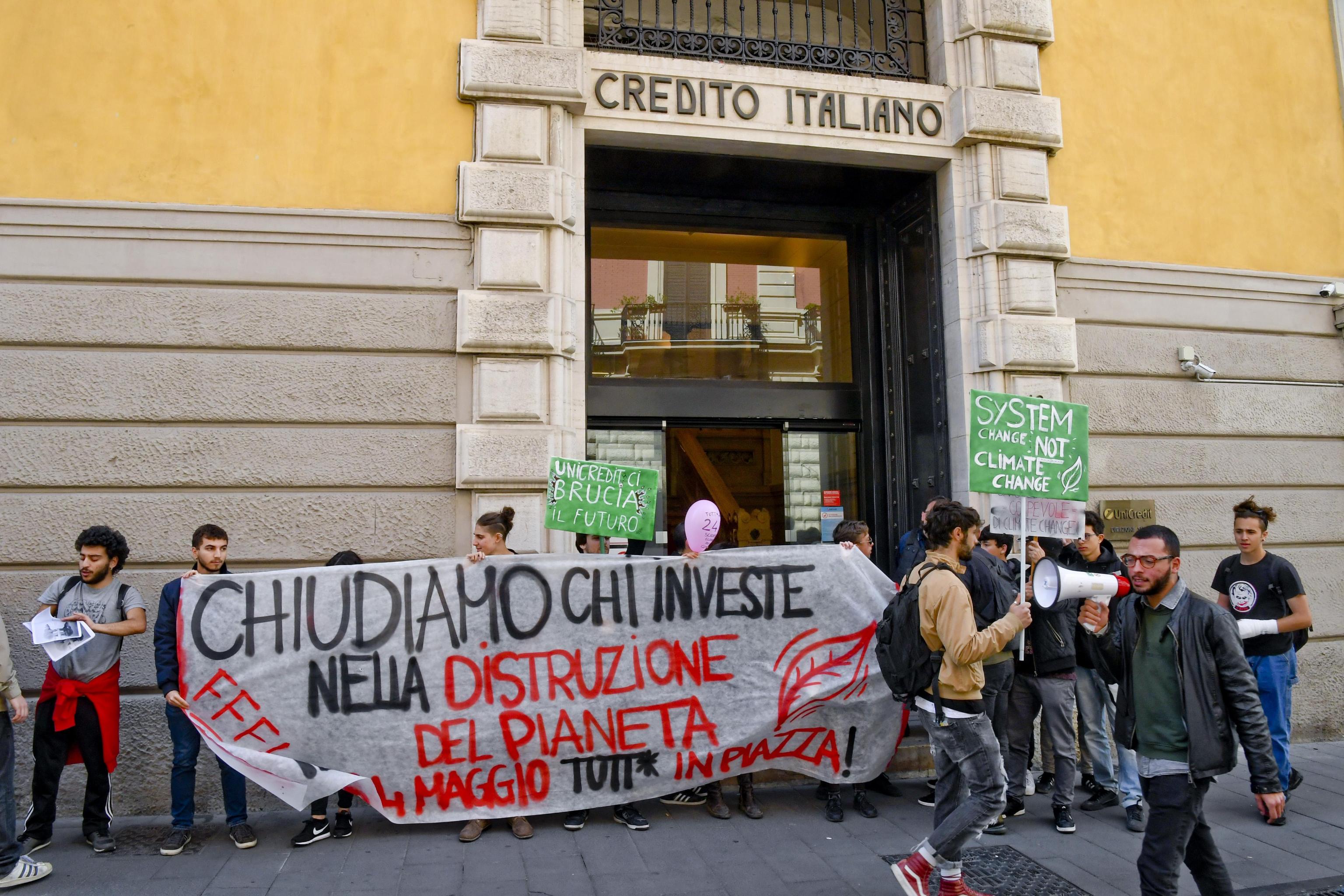 Il sit-in di protesta a Napoli davanti ad una delle filiali dell'Unicredit 'colpevole' con altri istituti bancari, secondo i manifestanti appartenenti al movimento studentesco ambientalista 