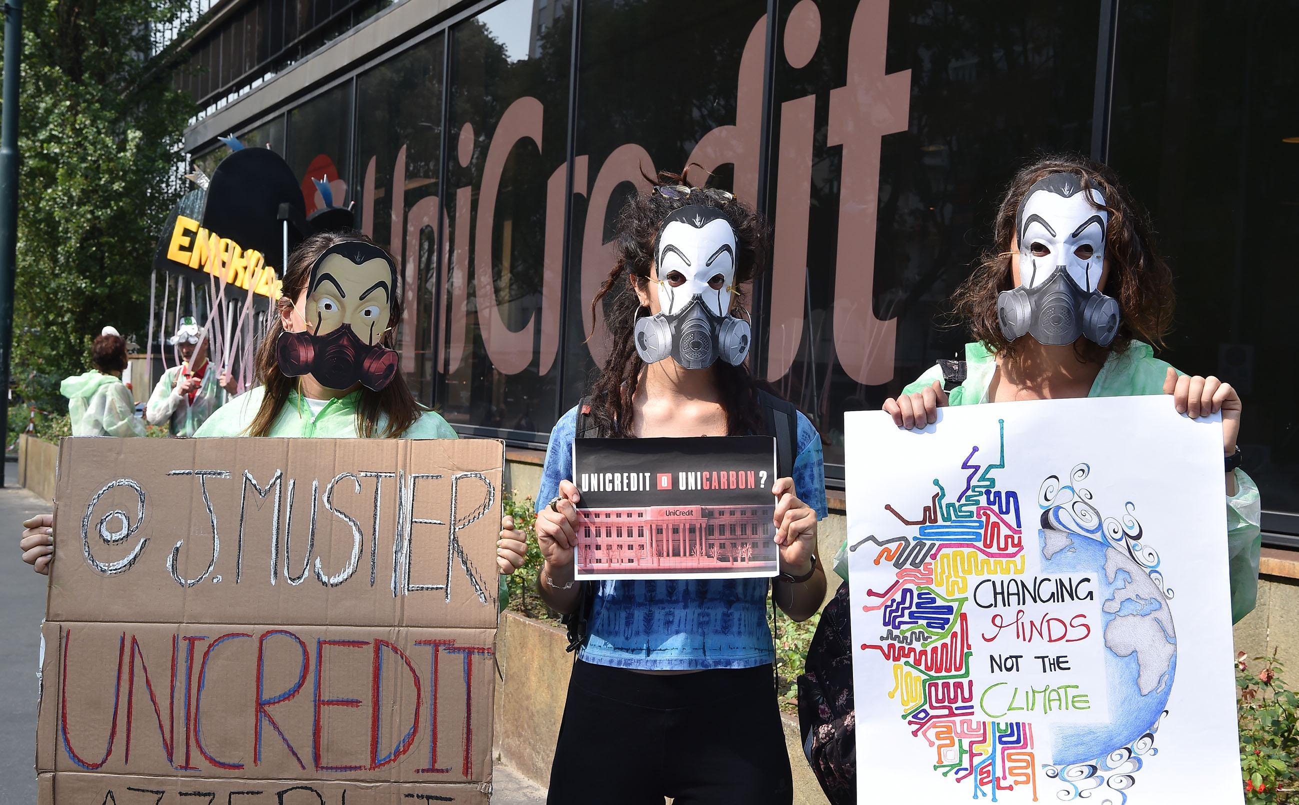 Gli attivisti di Friday for future sotto la sede Unicredit con tute e maschere che ricordano la serie tv 