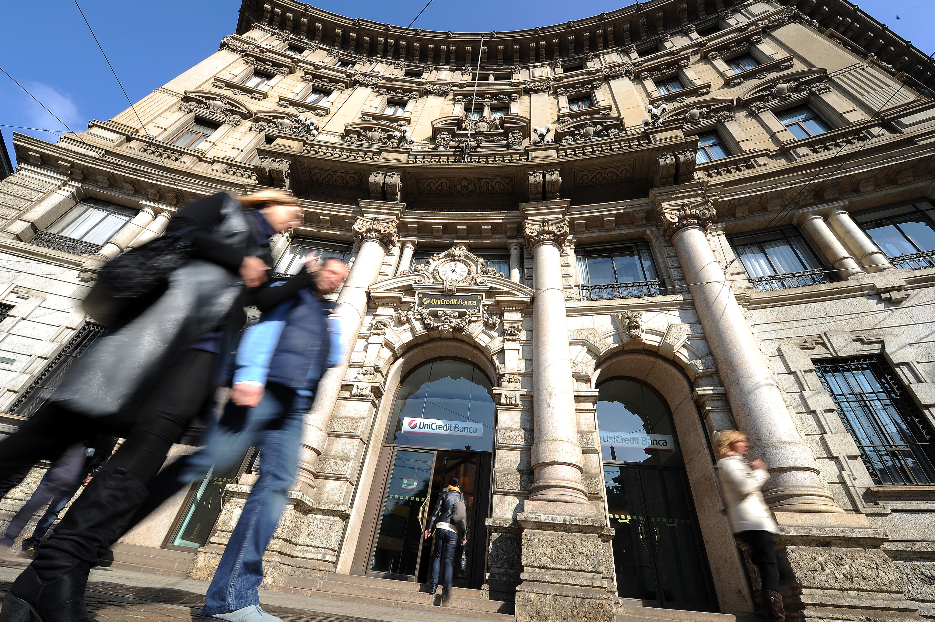 La sede dell'Unicredit di piazza Cordusio, lunedi' 18 ottobre 2010 a Milano. Questa mattina è stato firmato un accordo sugli esuberi Unicredit sottoscrtitto da tutte le sigle sindacali. ANSA/DANIEL DAL ZENNARO