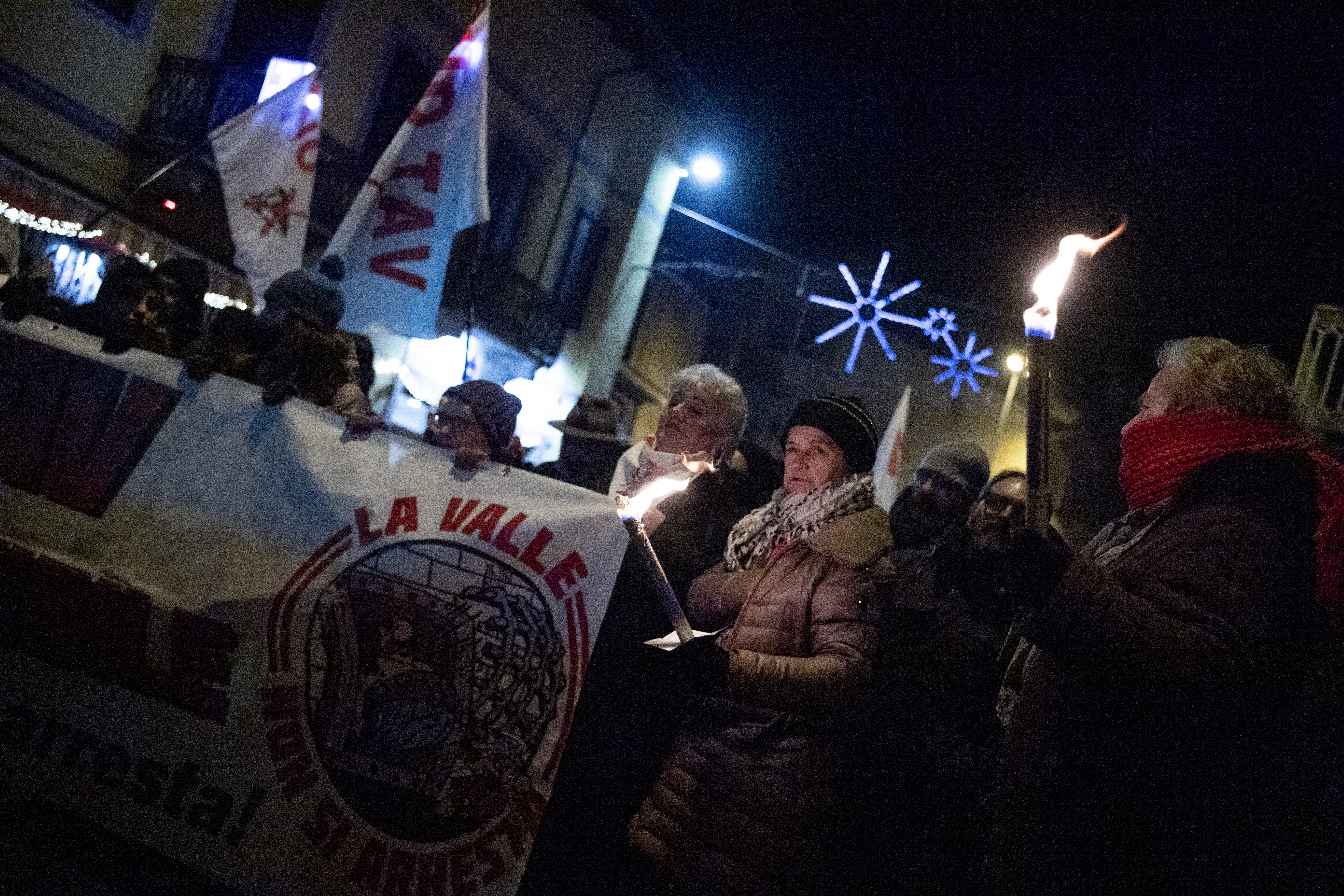 Foto Marco Alpozzi/LaPresse 
01 Gennaio 2020 Bussoleno, Italia 
Cronaca
Il movimento NoTav a Bussoleno scende in piazza per una fiaccolata di solidarietà per Nicoletta Dosio, l'attivista di 73 anni portata in carcere il 30 Dicembre 
Nella foto:  un momento del corteo 

Photo Marco Alpozzi/LaPresse 
Jenuary 01, 2020 Bussoleno, Italy 
News
The NoTav movement in Bussoleno solidarity torchlight procession for Nicoletta Dosio, the 73-year-old activist taken to prison on 30 December
In the pic: NoTac activist during torchlight procession