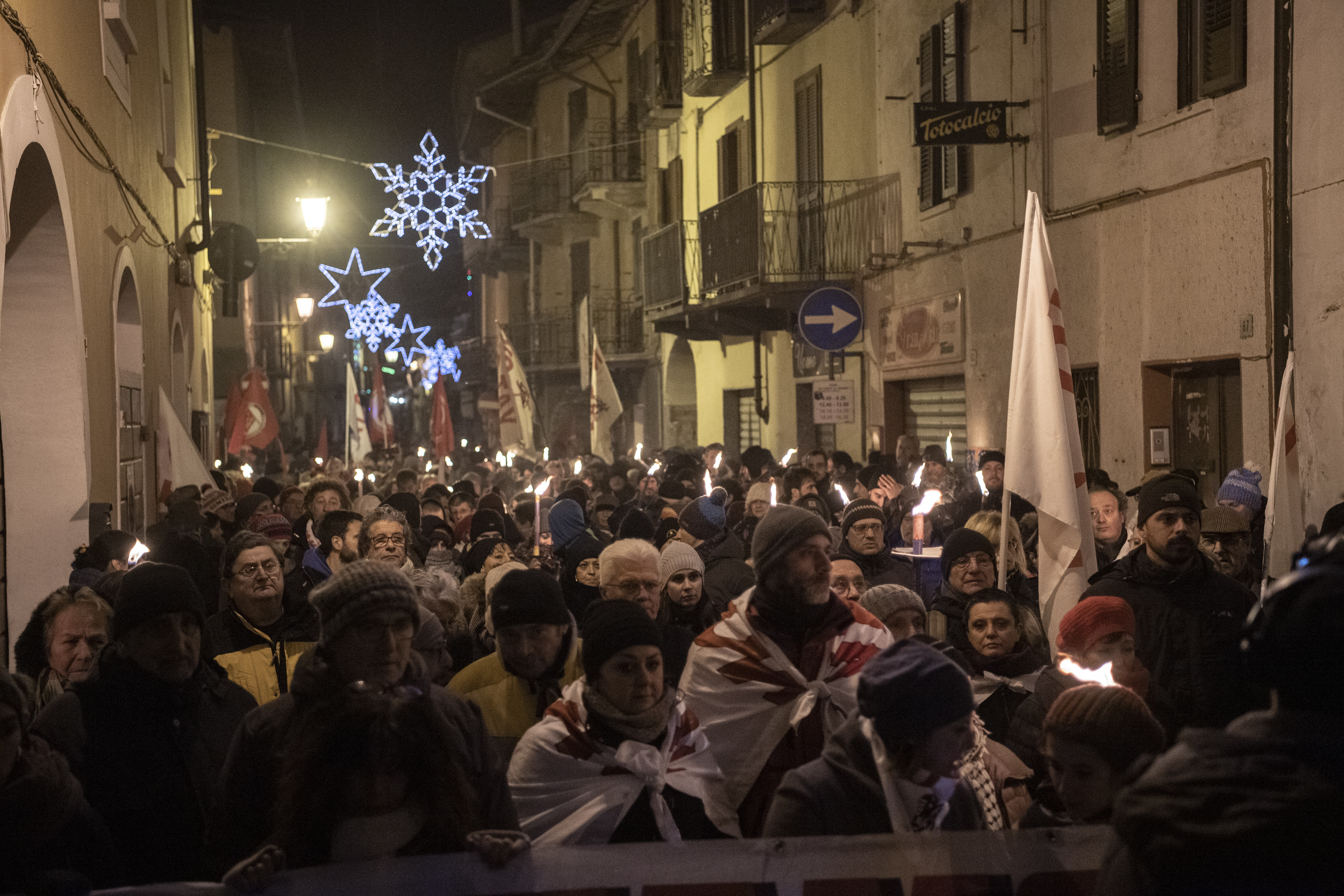 Foto Marco Alpozzi/LaPresse 
01 Gennaio 2020 Bussoleno, Italia 
Cronaca
Il movimento NoTav a Bussoleno scende in piazza per una fiaccolata di solidarietà per Nicoletta Dosio, l'attivista di 73 anni portata in carcere il 30 Dicembre 
Nella foto:  un momento del corteo 

Photo Marco Alpozzi/LaPresse 
Jenuary 01, 2020 Bussoleno, Italy 
News
The NoTav movement in Bussoleno solidarity torchlight procession for Nicoletta Dosio, the 73-year-old activist taken to prison on 30 December
In the pic: NoTac activist during torchlight procession