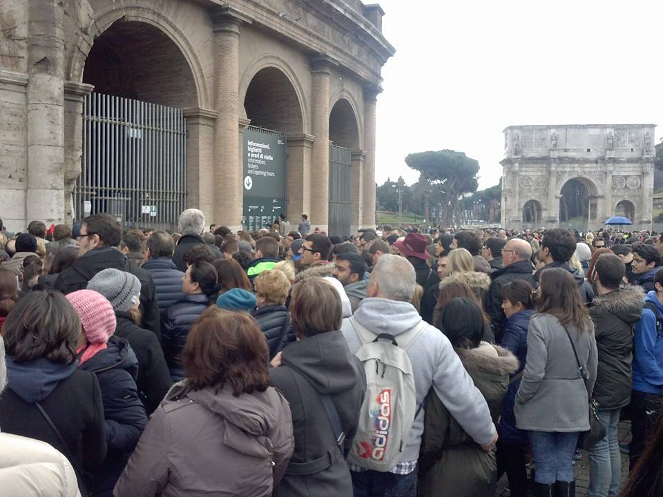 Turisti in fila al Colosseo