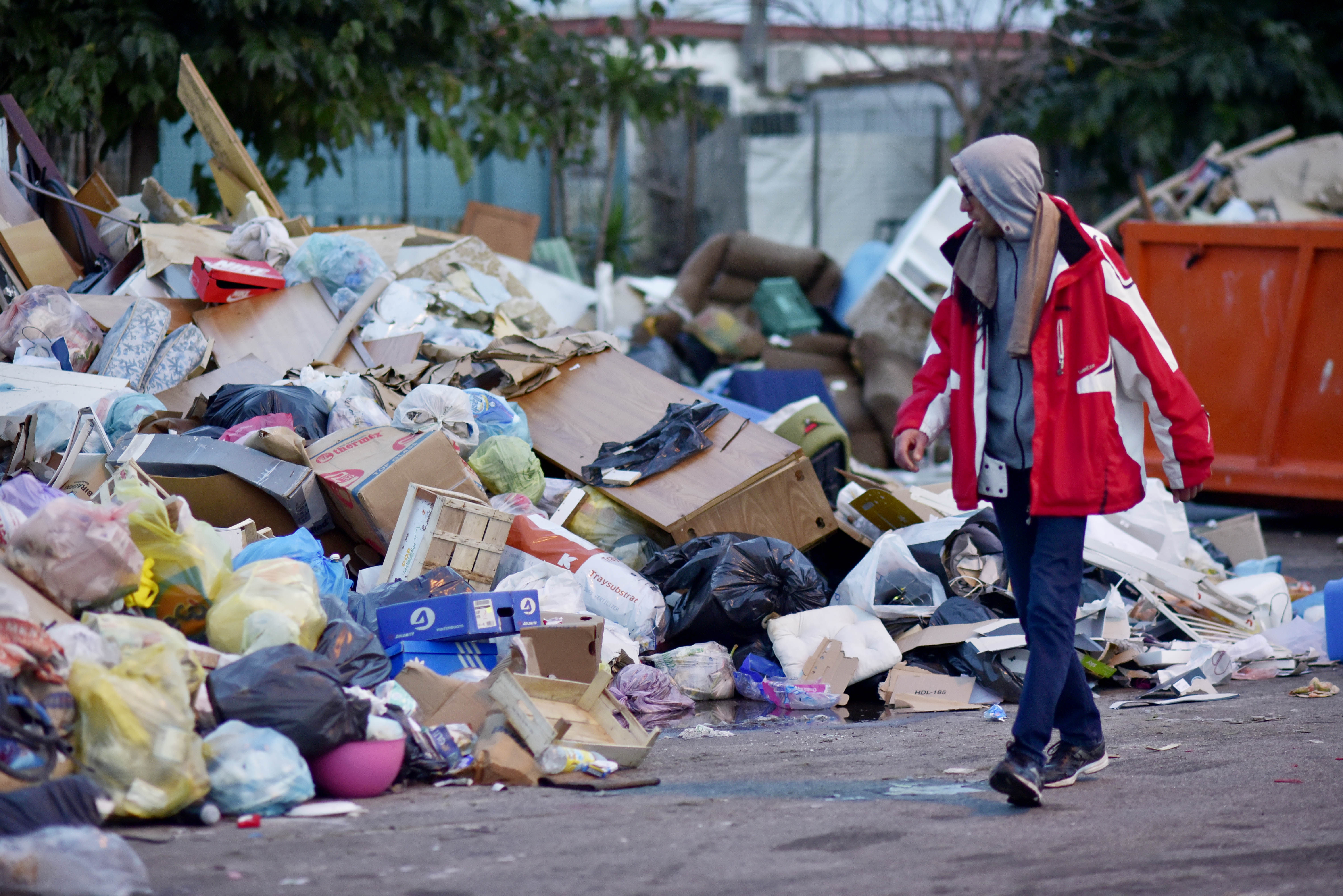 Foto LaPresse - Alessandro Pone
20 novembre, Napoli (Italia)
Cronaca
Reportage nella Terra dei Fuochi. In crisi la raccolta differenziata dei rifiuti a Torre del Greco. In foto cumuli di spazzatura in strada e nelle piazzolle ecologiche.

Photo Lapresse Alessandro Pone
20 november, Napoli
Reportage in the Land of Fires. The collection of waste at Torre del Greco is in crisis. In photos heaps of trash in the street and in the ecological squares.